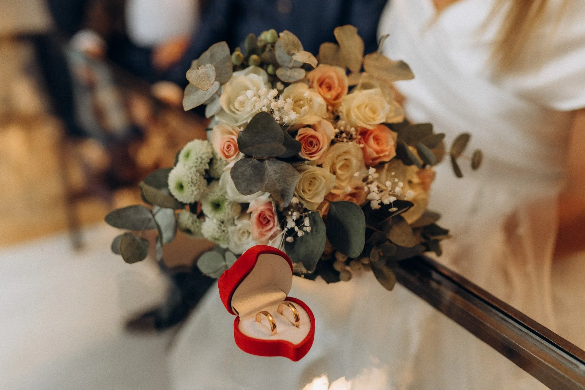 Detailaufnahme der Ringe bei der Trauung im Trauungssaal während einer Hochzeit in Klagenfurt.