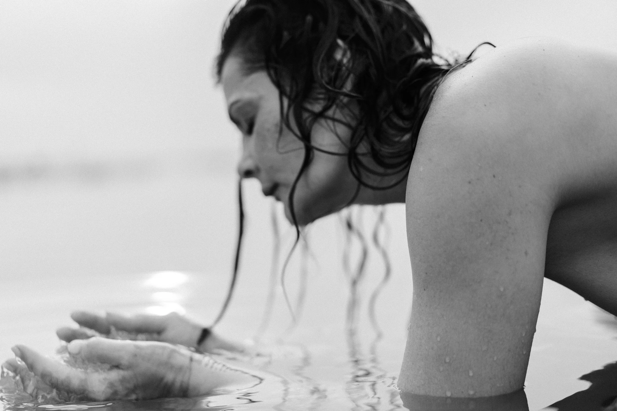 Une femme cursorisée au profil, tenant une assiette d'eau avec une main sur un fond blanc.