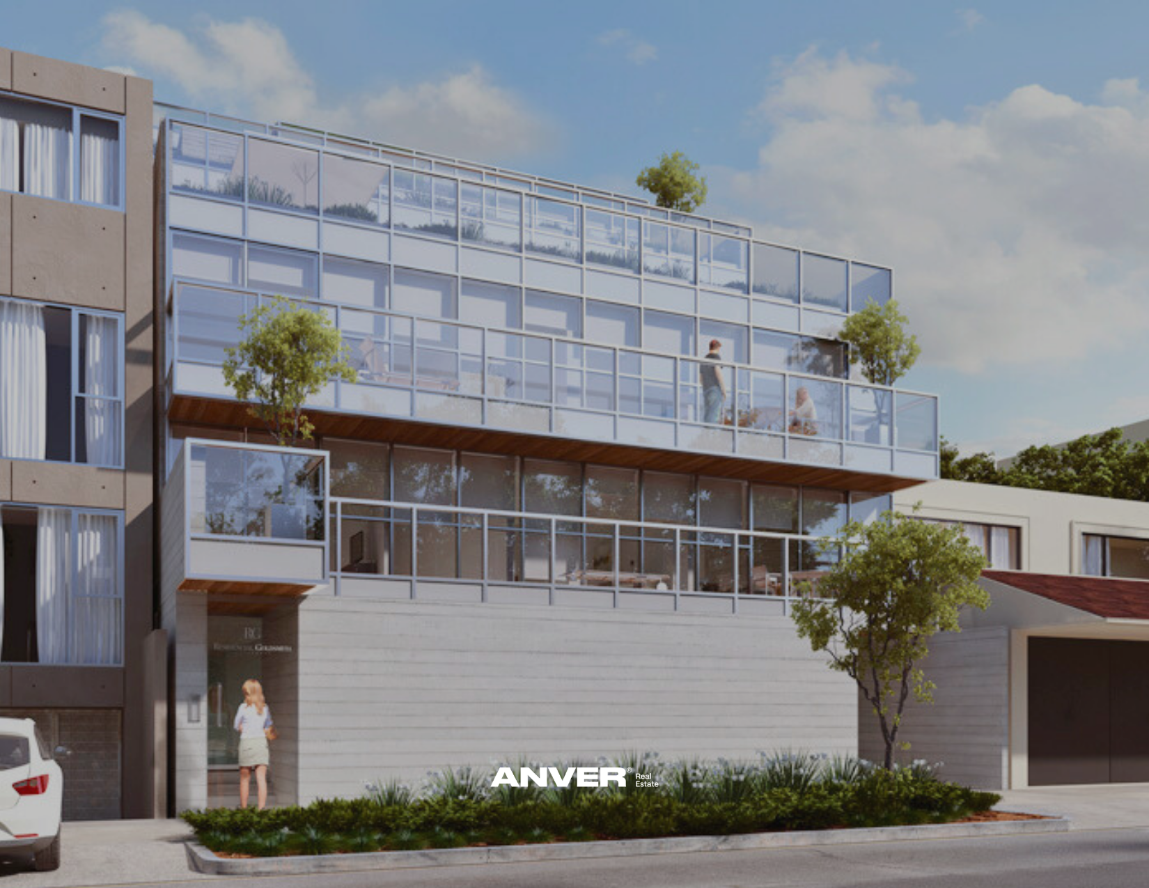 Edificio moderno de apartamentos con terrazas de vidrio y árboles en el exterior, en un día soleado.