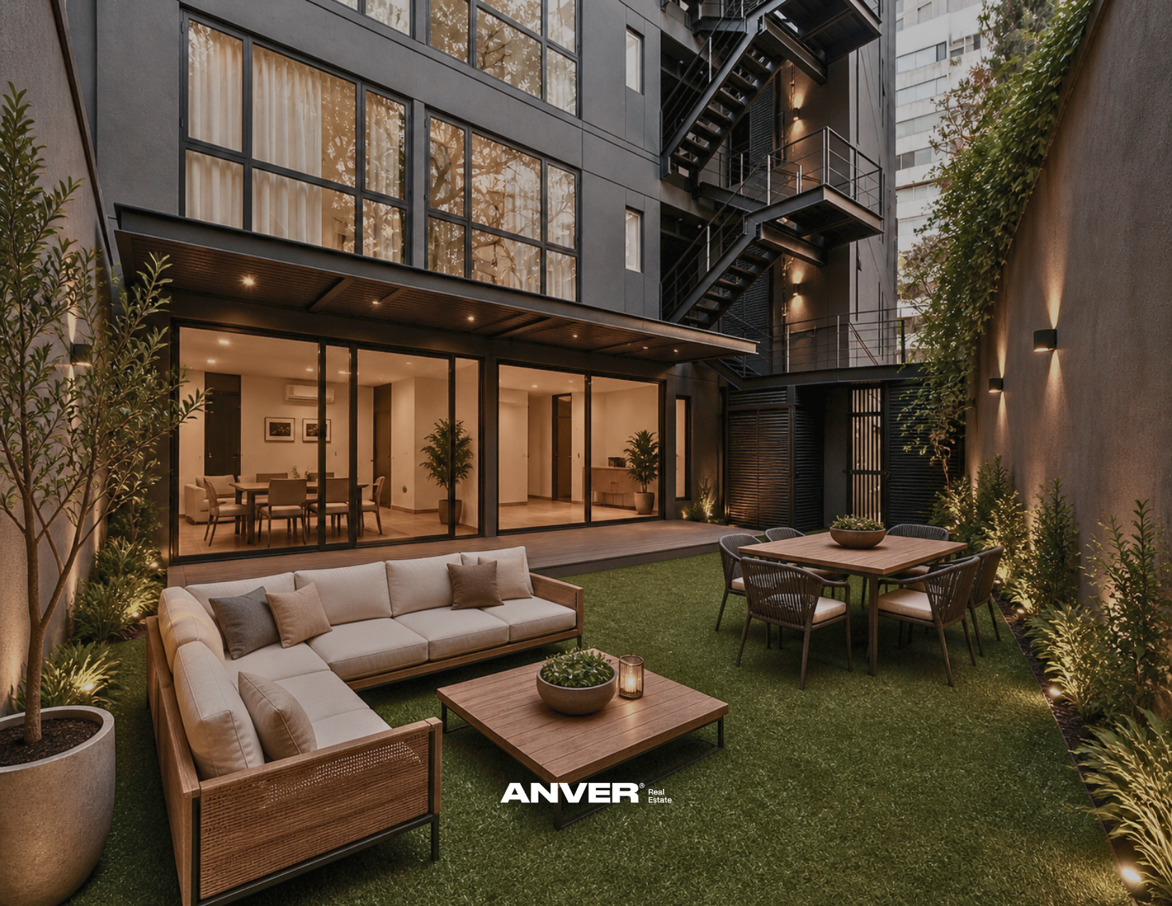 Jardín o patio en el interior de un edificio con muebles de exterior, árboles, plantas y iluminación ambiental