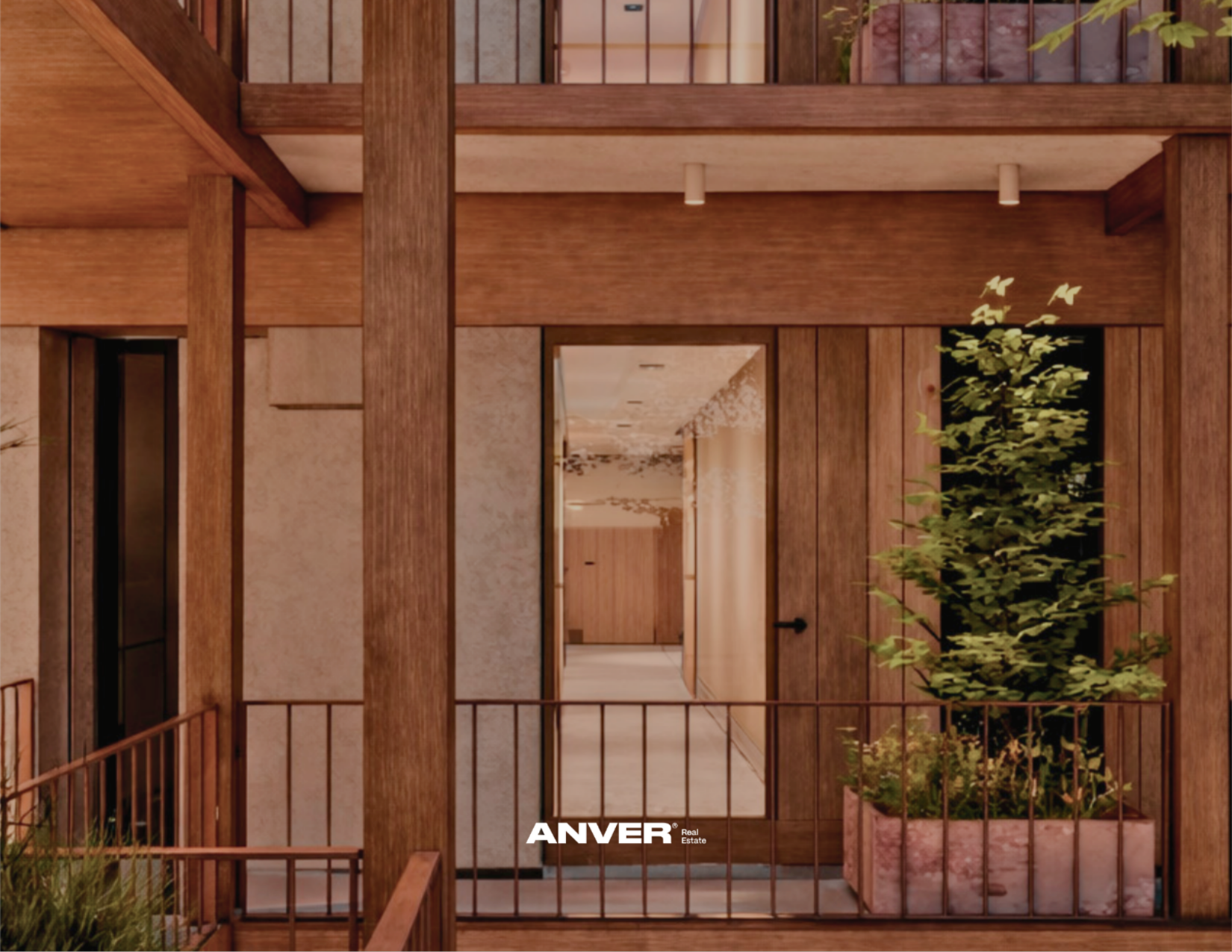 Vista de un balcón de madera con puertas abiertas, plantas en macetas y vista interior de una casa moderna con paredes de madera y pasillo.