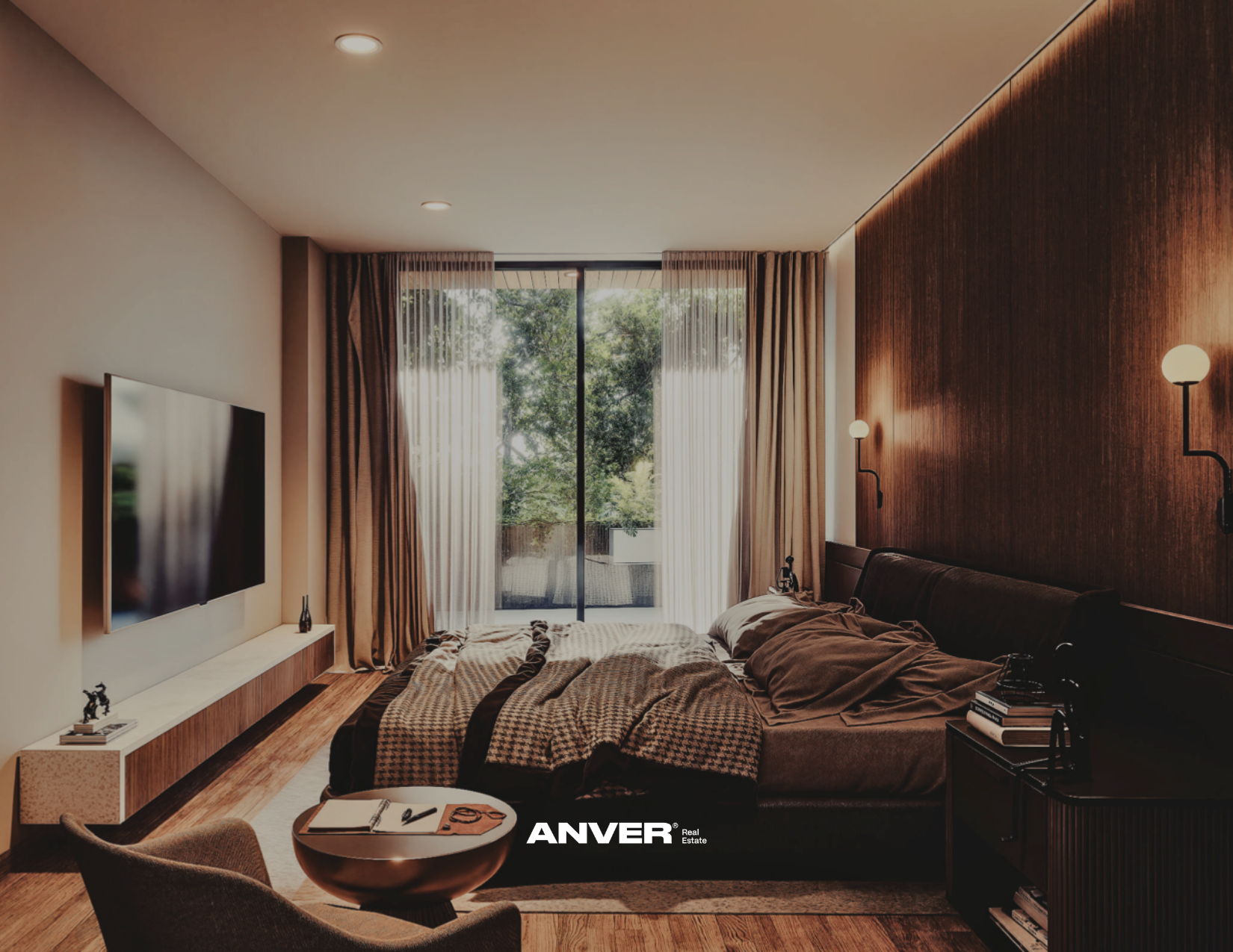 Habitación moderna con cama doble, televisión de pantalla plana, ventanas grandes con cortinas y vista a la naturaleza, paredes de madera y lámparas de noche