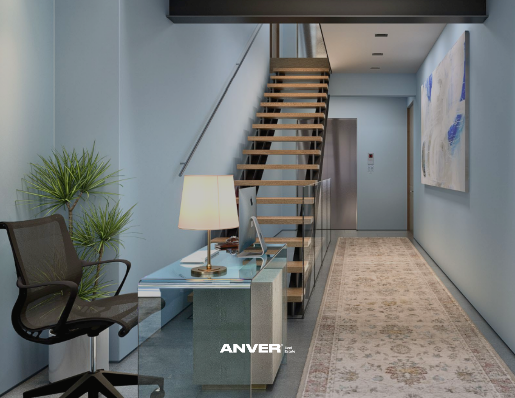 Vestíbulo con escalera de madera y metal, mesa con computadora y lámpara, sillas y arte en la pared, alfombra beige y plantas verdes.