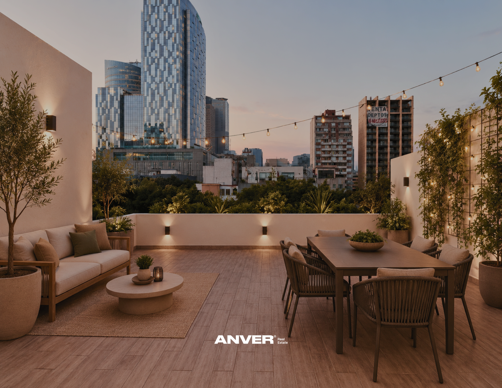 Terraza con mobiliario de jardín y vista a la ciudad durante el atardecer, con luces colgantes y plantas decorativas.