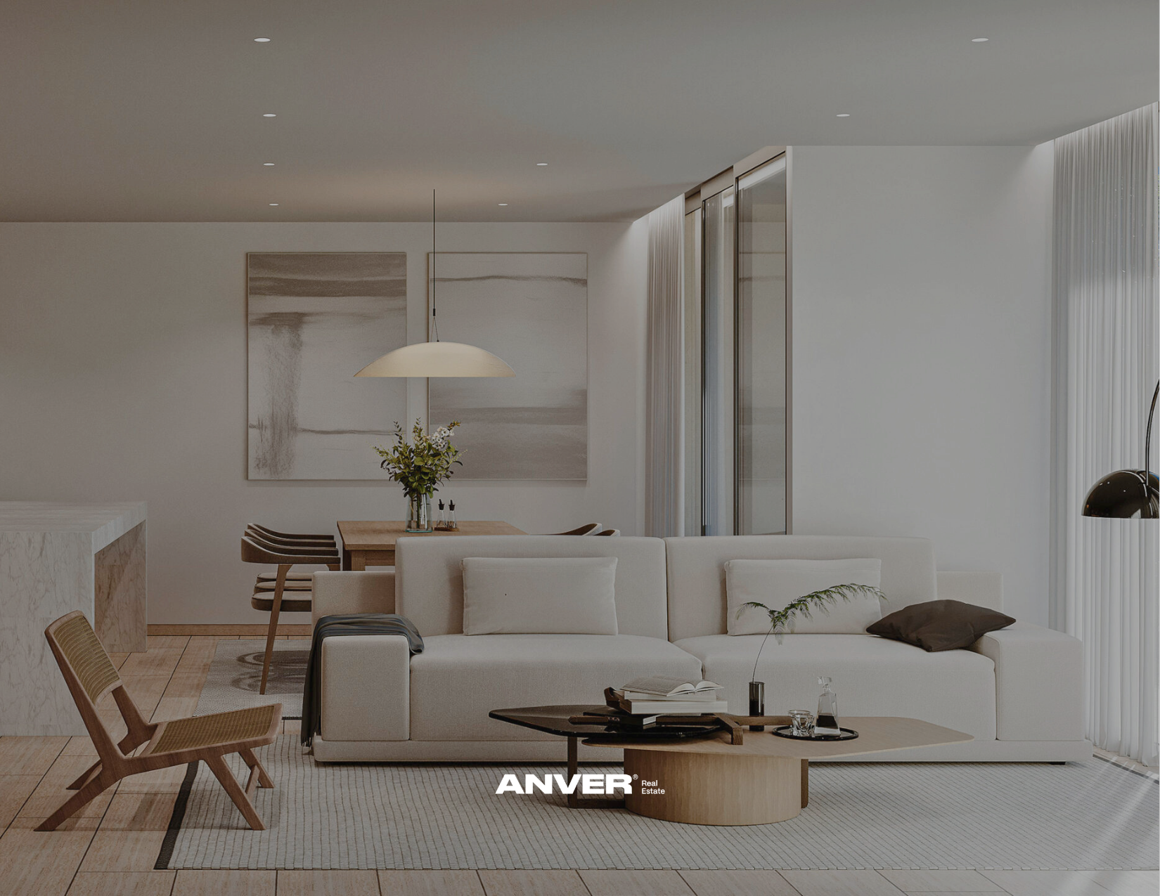 Sala de estar moderna con sillón blanco, mesa de centro de madera, sofá y decoración minimalistacon plantas y cuadros en las paredes.