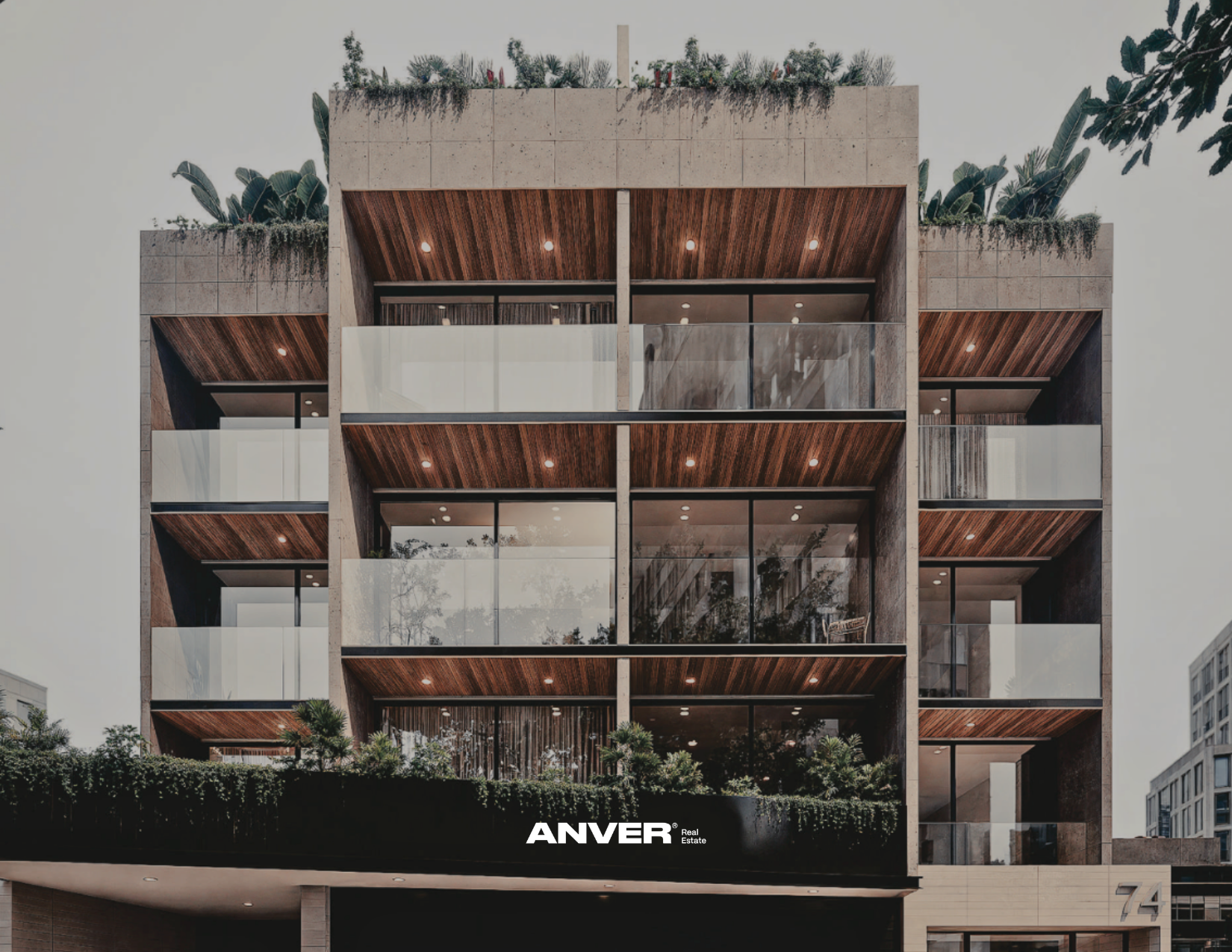 fachada moderna de edificio con balcones de vidrio, estructura de concreto y techos de madera