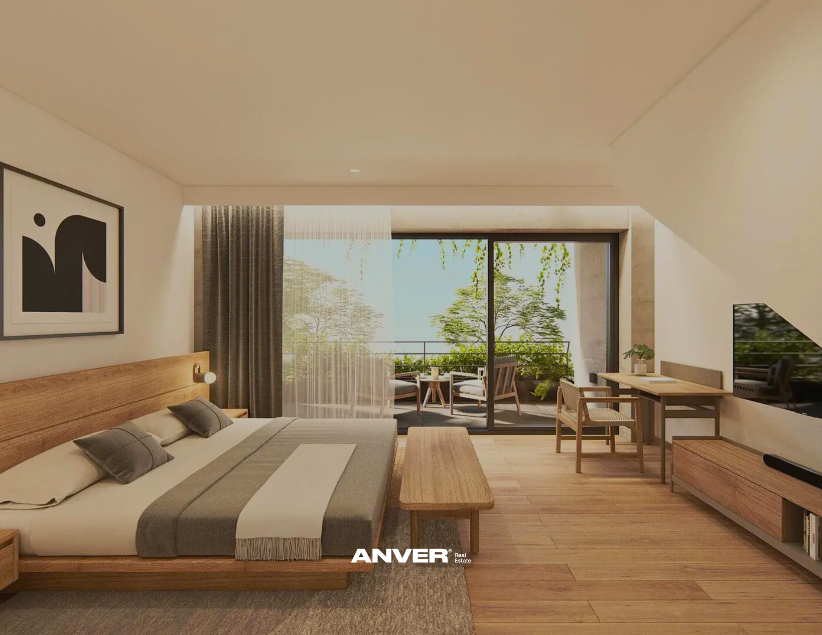 Habitación moderna con cama doble, vista a balcón con sillones y mesas, escritorio con silla y televisión, decoración minimalista con plantas y arte abstracto en la pared.