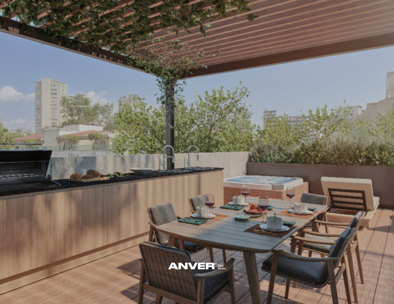 Terraza con comedor y barbacoa, muebles de madera y sillas, vista de árboles y edificios urbanos, bajo un techo de listones de madera.
