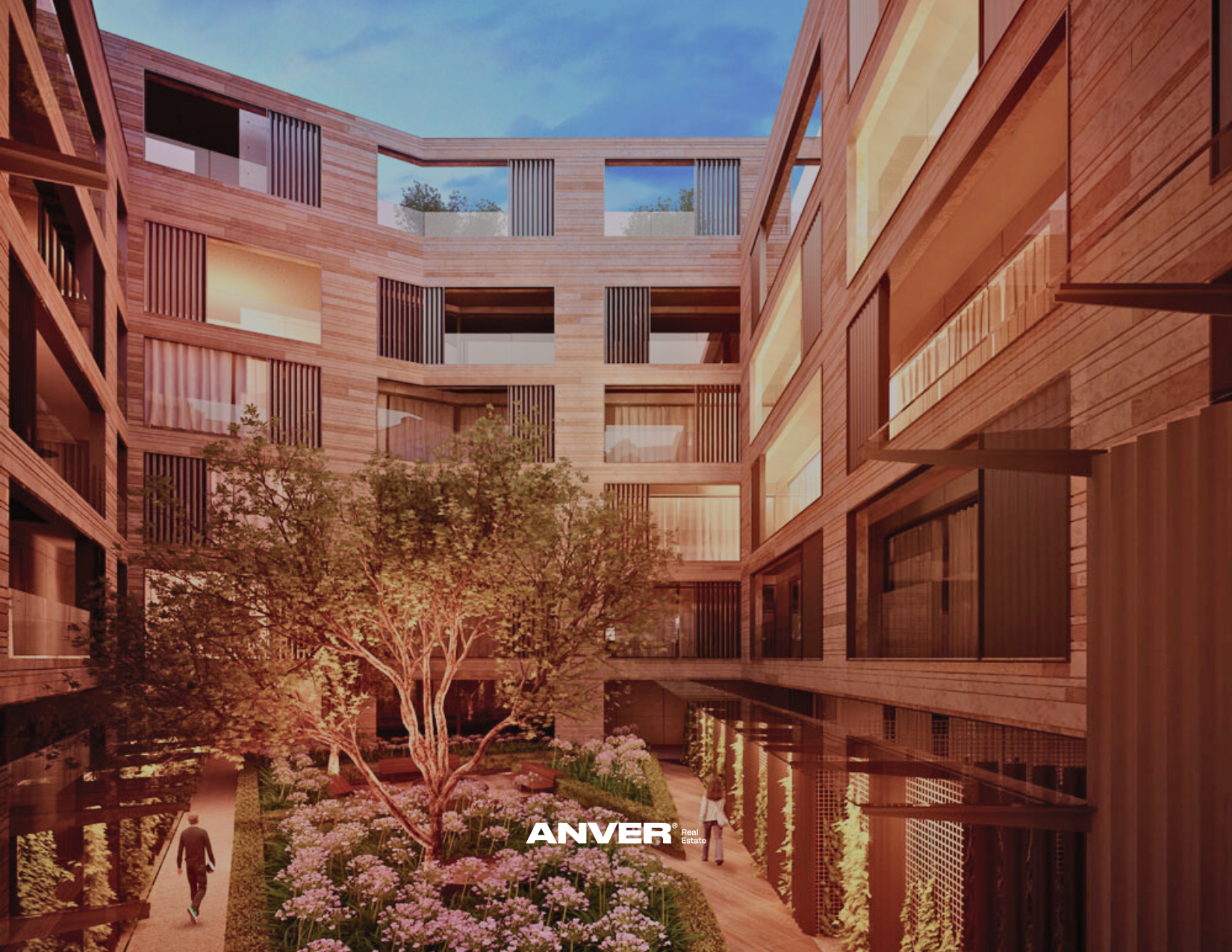 Vista de un edificio residencial de múltiples pisos con fachada de madera, ventanas grandes y un patio central con árboles y flores, durante el atardecer.