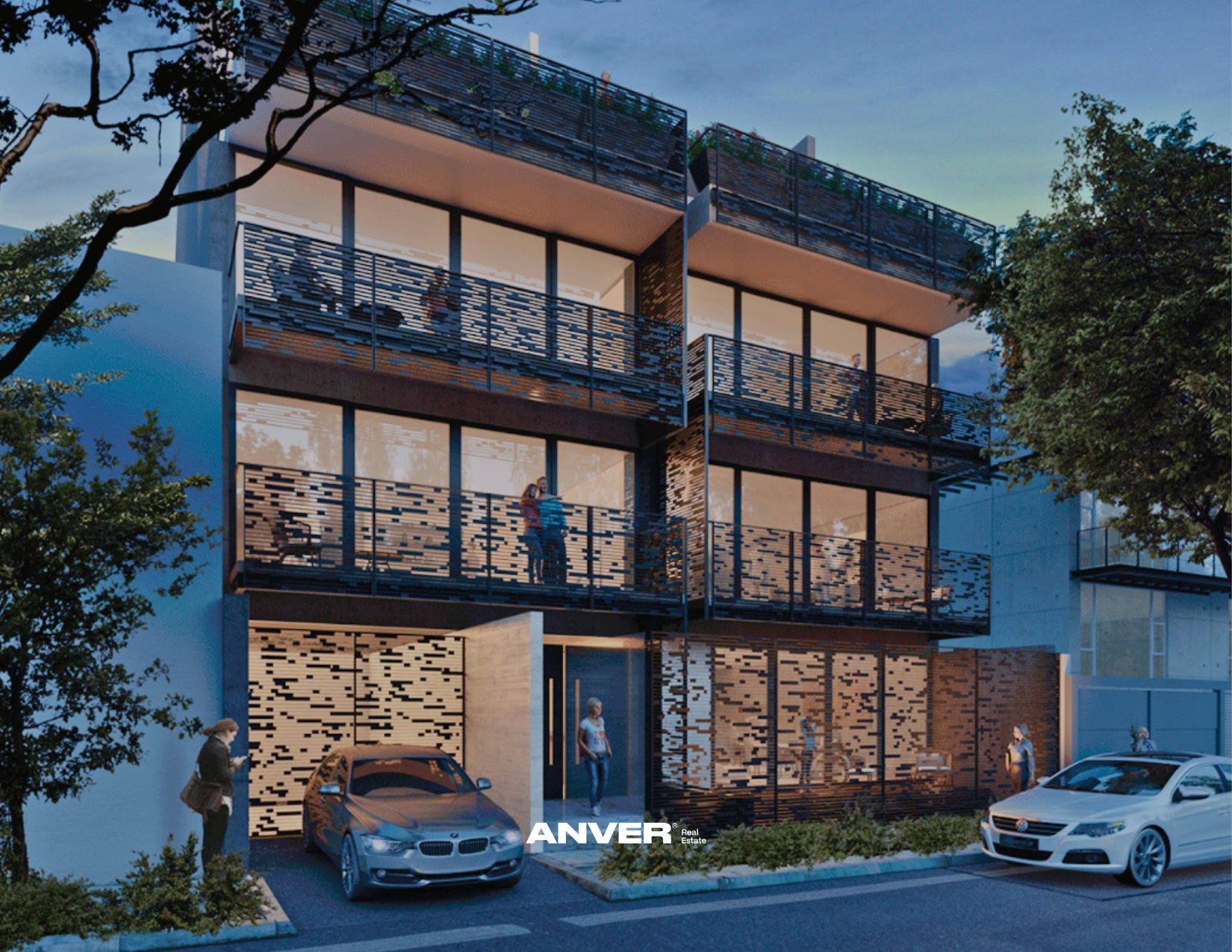 Edificio moderno de varios pisos con balcones de barandillas de metal y diseños de paneles de madera, situado en una calle con coches estacionados y árboles rodeándolo, durante la puesta del sol.