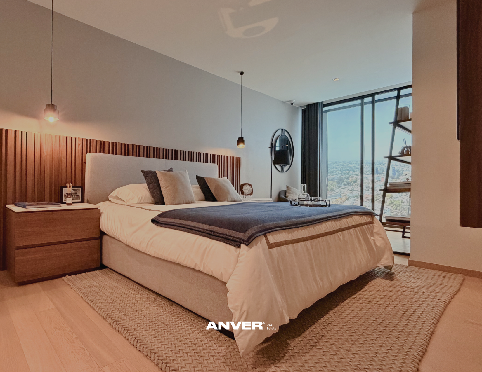 Habitación moderna con cama grande, cabecera de madera, lámparas colgantes, ventana con vista urbana y decoración minimalista.