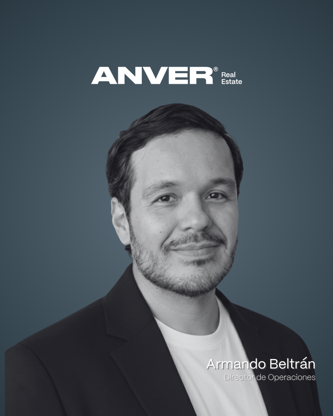 Retrato en blanco y negro de un hombre con barba y cabello oscuro, vestido con saco y camiseta blanca, con fondo azul y texto en la parte superior que dice 'ANVER Real Estate' y en la parte inferior su nombre y cargo: Armando Beltrán, Director de Operaciones.