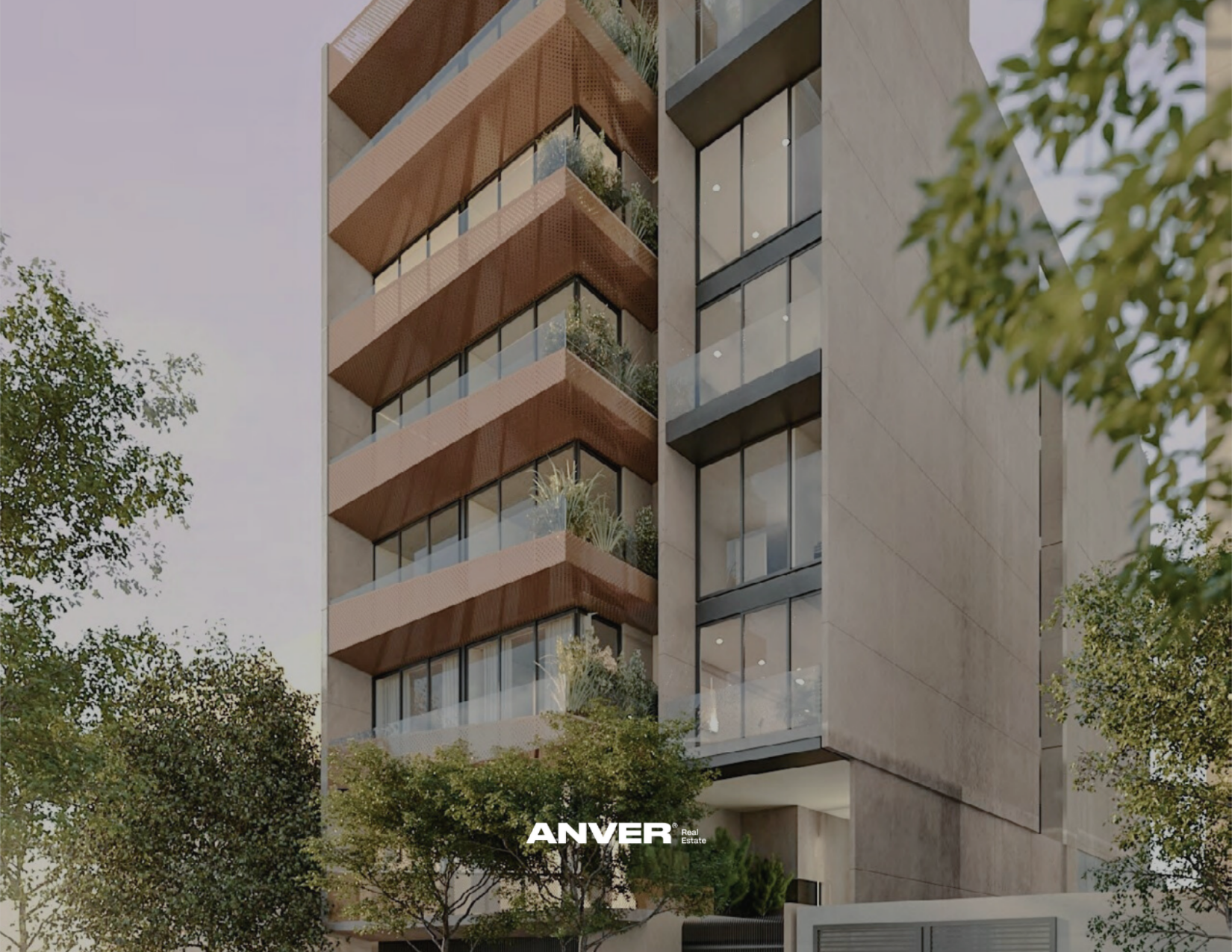 Edificio moderno con varias plantas, balcones de madera y plantas en las terrazas, rodeado de árboles.