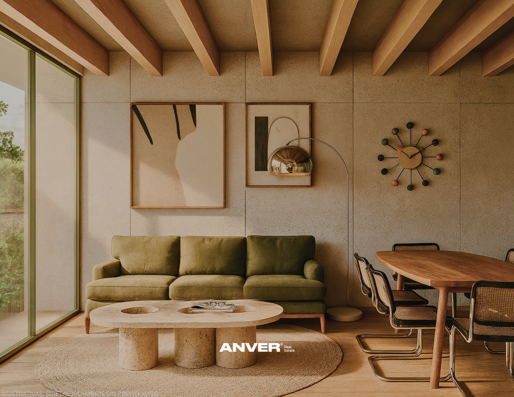 Sala de estar con sillón verde, mesa de centro de piedra, cuadros abstractos en la pared, lámpara moderna y reloj de pared colorido en la pared. Junto a la sala, una mesa de comedor de madera con sillas de malla. Grandes ventanas dejan entrar luz natural y muestran árboles verdes afuera.