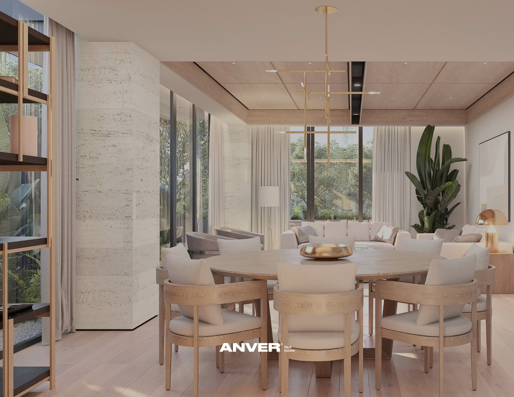 Sala de estar moderna con ventanas grandes, sillones y una mesa redonda de madera con un jarrón decorativo dorado, decorada con plantas y luz natural.