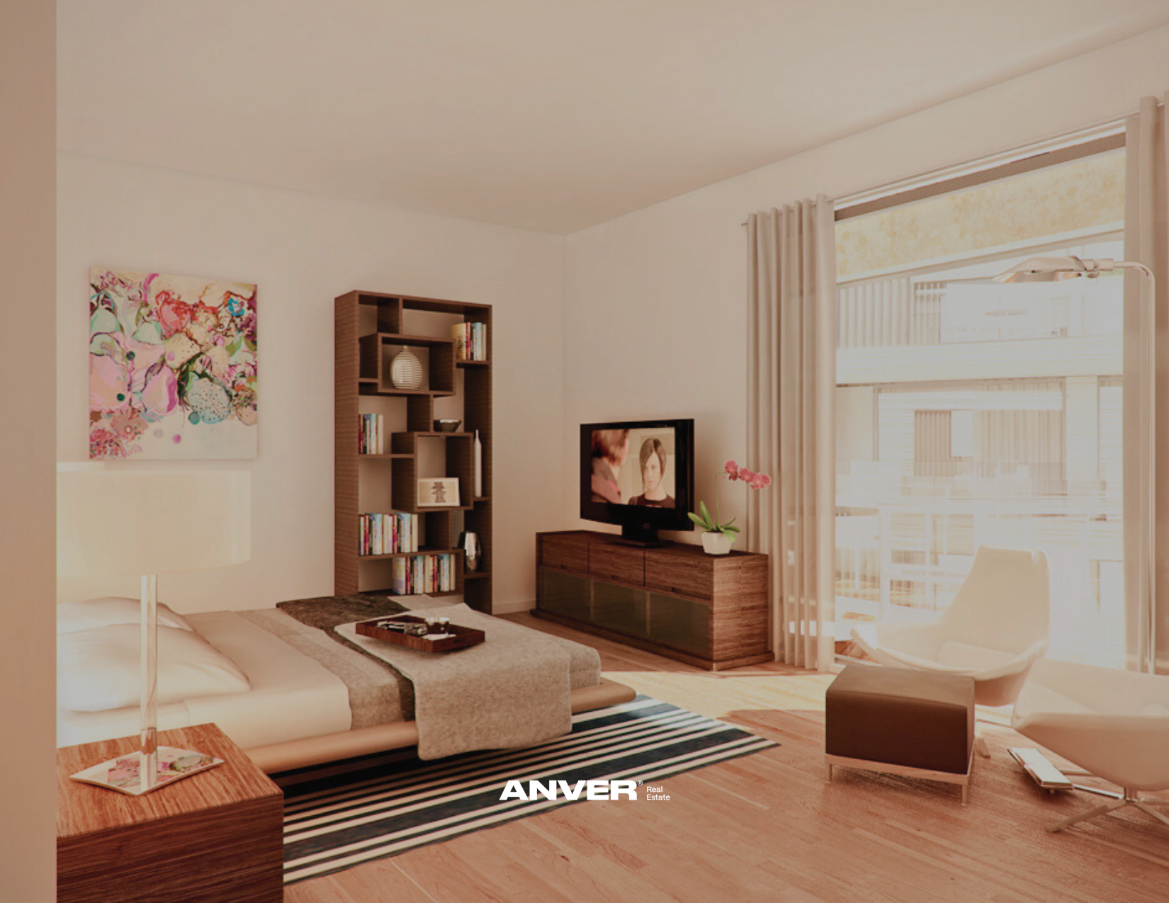 Sala de estar con sillón cómodo, mesa de café, librero con libros y decoraciones, televisión en mueble de madera, planta en maceta, cortinas blancas, ventana grande con vista a un balcón, lámpara de pie y una silla moderna cerca de la ventana.