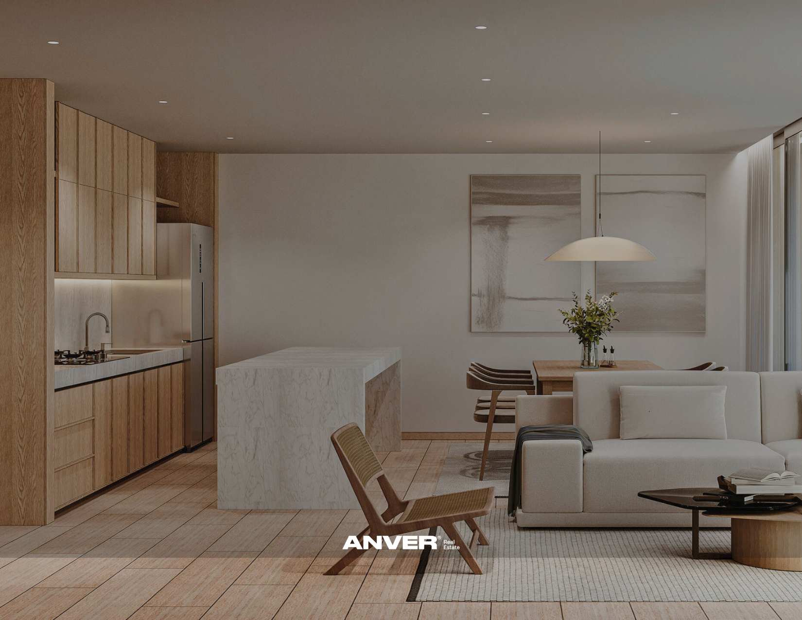 Interior de un apartamento moderno con cocina de madera, sala de estar con sillón beige, mesa de comedor con flores y arte abstracto en las paredes.