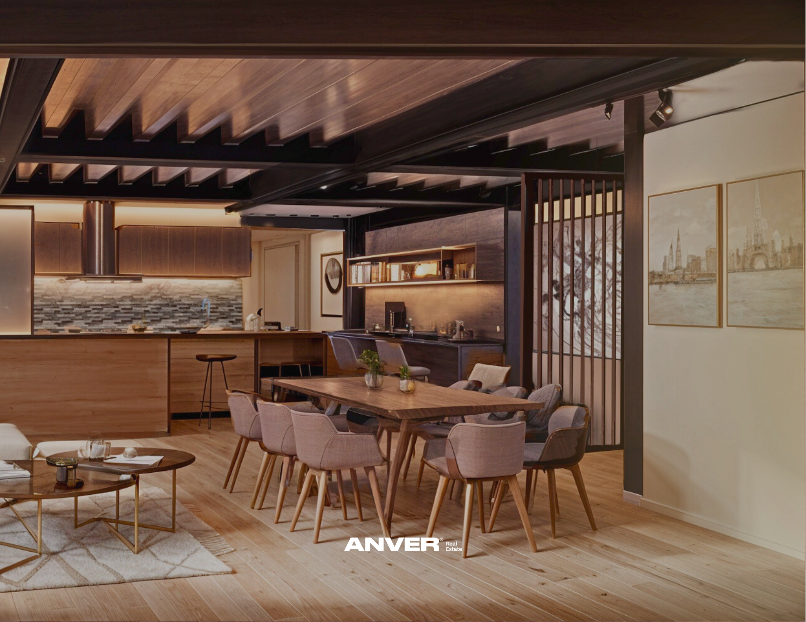 Interiores de una sala de estar y comedor con muebles de madera y decoración moderna, vista de la cocina en el fondo.