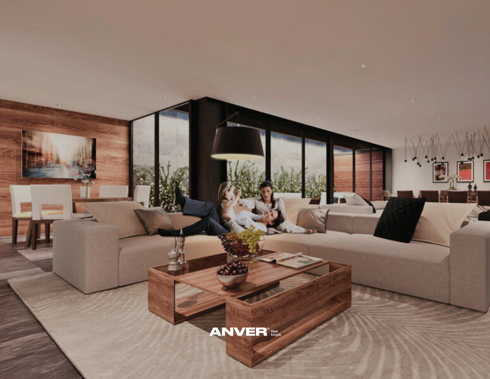 Sala de estar moderna con sillones beige, mesa de madera con fruta y revistas, dos mujeres y un niño jugando en el sofá, paredes de madera y ventanas grandes con vista al exterior, decoración elegante.