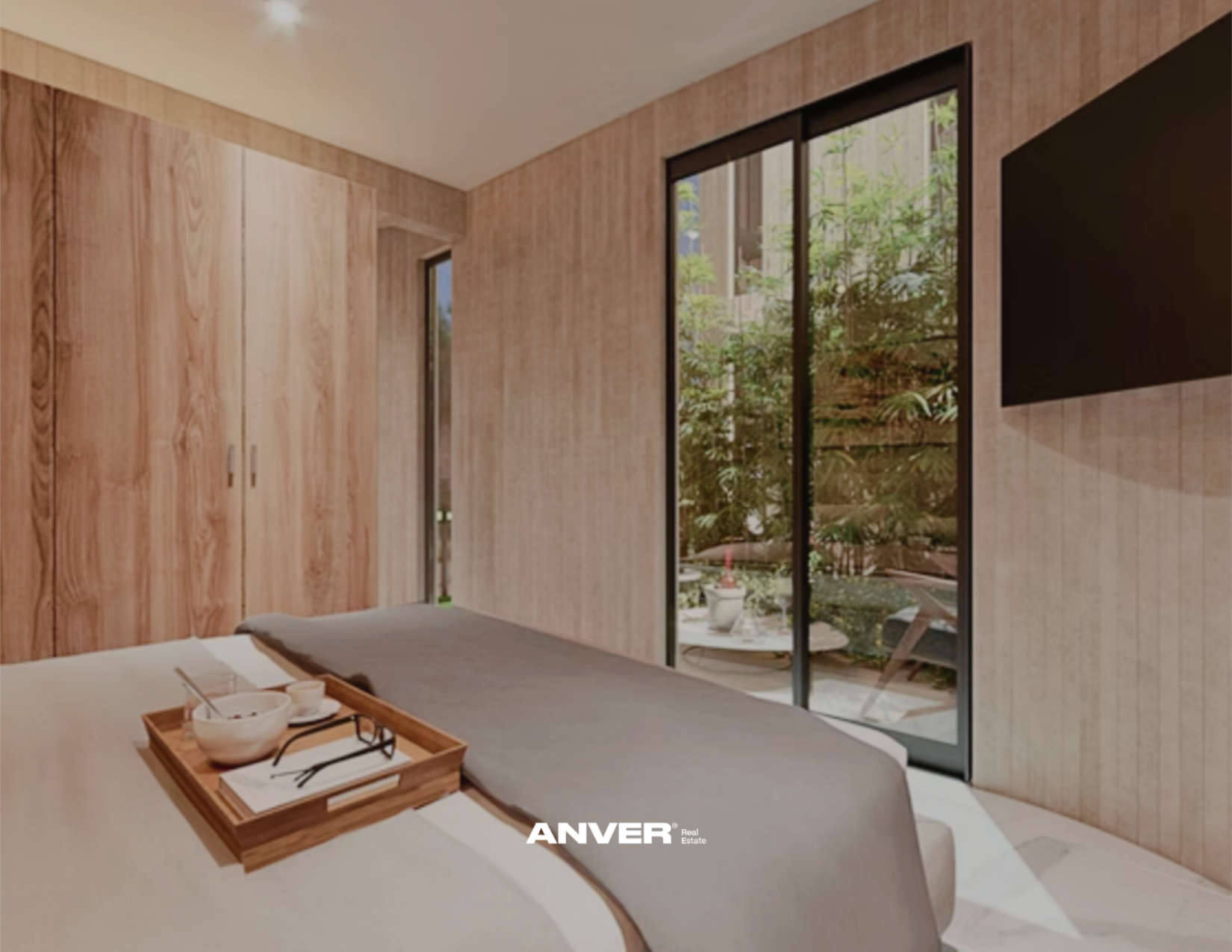 Habitación moderna con paredes de madera y ventanas grandes que muestran un jardín externo.