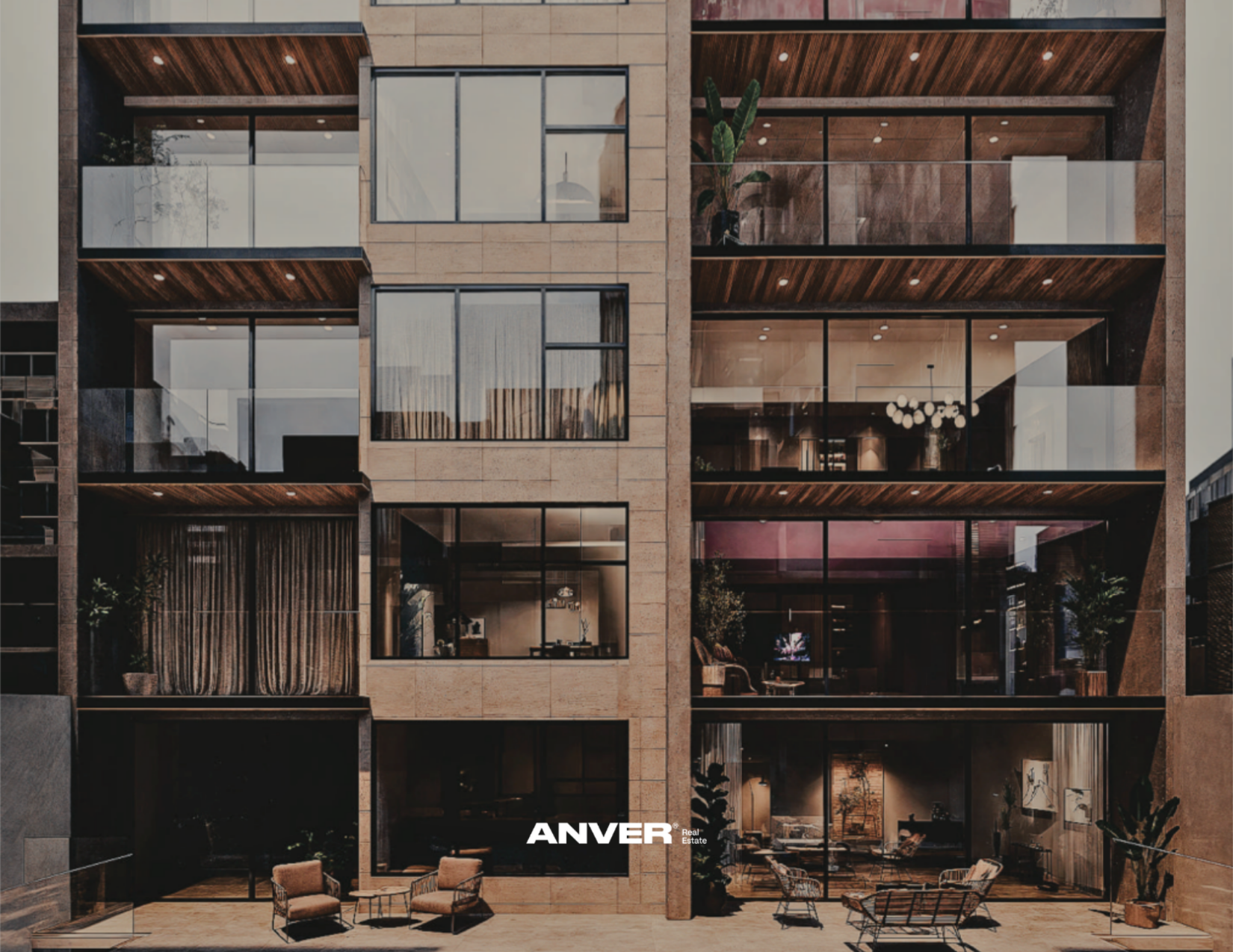 Edificio moderno de varios pisos con balcones de vidrio y madera, interior visible con muebles y decoración elegante, plantas y luces en el exterior.