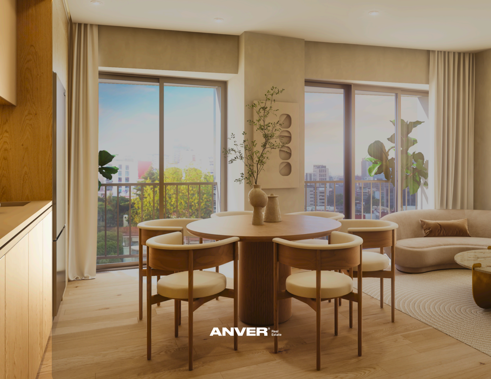 Sala de estar moderna con vista a la ciudad, con mesa redonda, sillas blancas, sofá beige con almohadón, plantas en macetas y ventanas grandes con cortinas. Interior decorado en tonos neutros y madera clara.