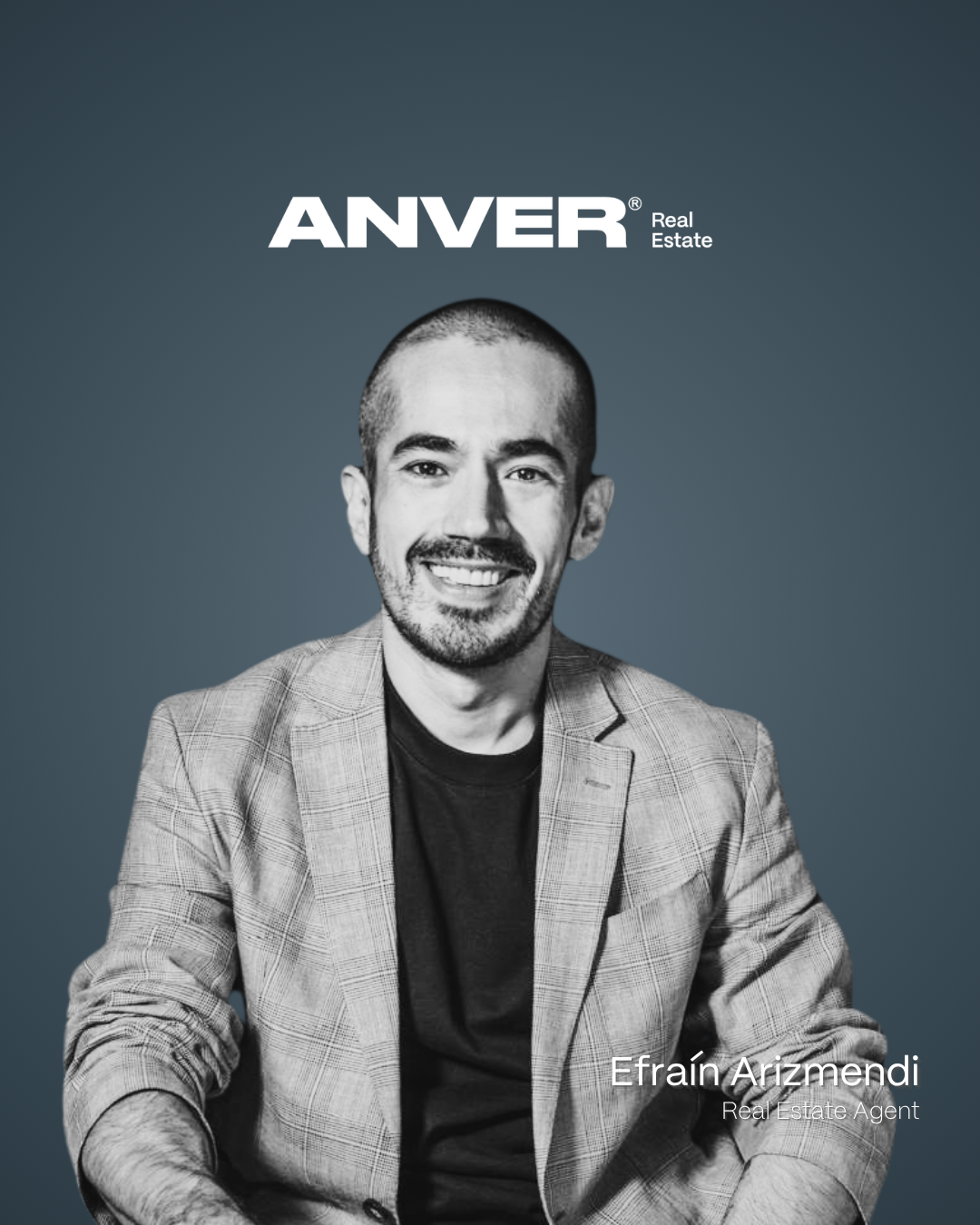 Foto en blanco y negro de un hombre sonriendo con barba y cabello corto, usa un blazer de cuadros y una camiseta negra, en un fondo azul oscuro, con el texto 'ANVER Real Estate' en la parte superior y 'Efraín Arizmendi, Agente Inmobiliario' en la esquina inferior derecha.