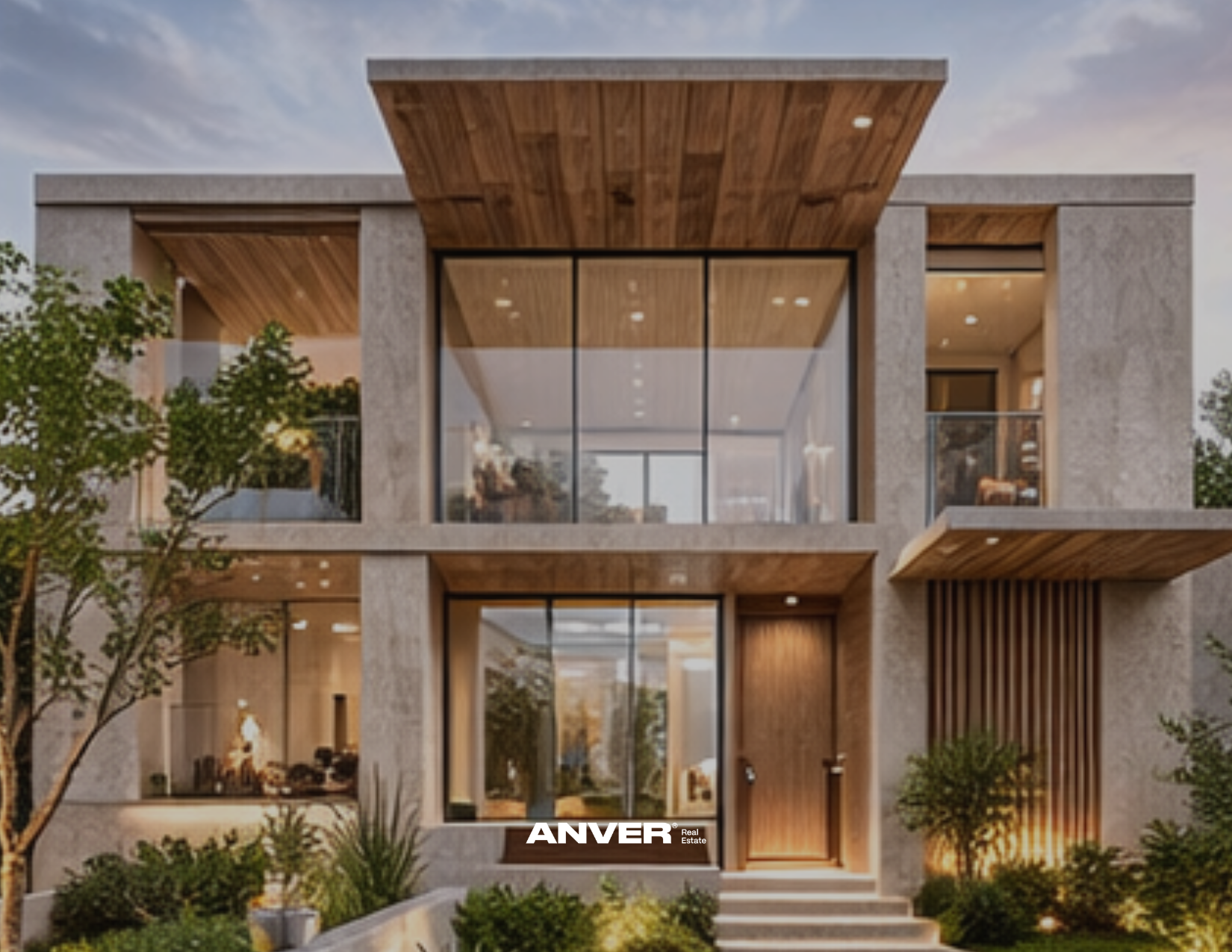 Casa moderna de varios pisos con fachada de ventanas grandes y puertas de madera, rodeada de jardines y árboles.