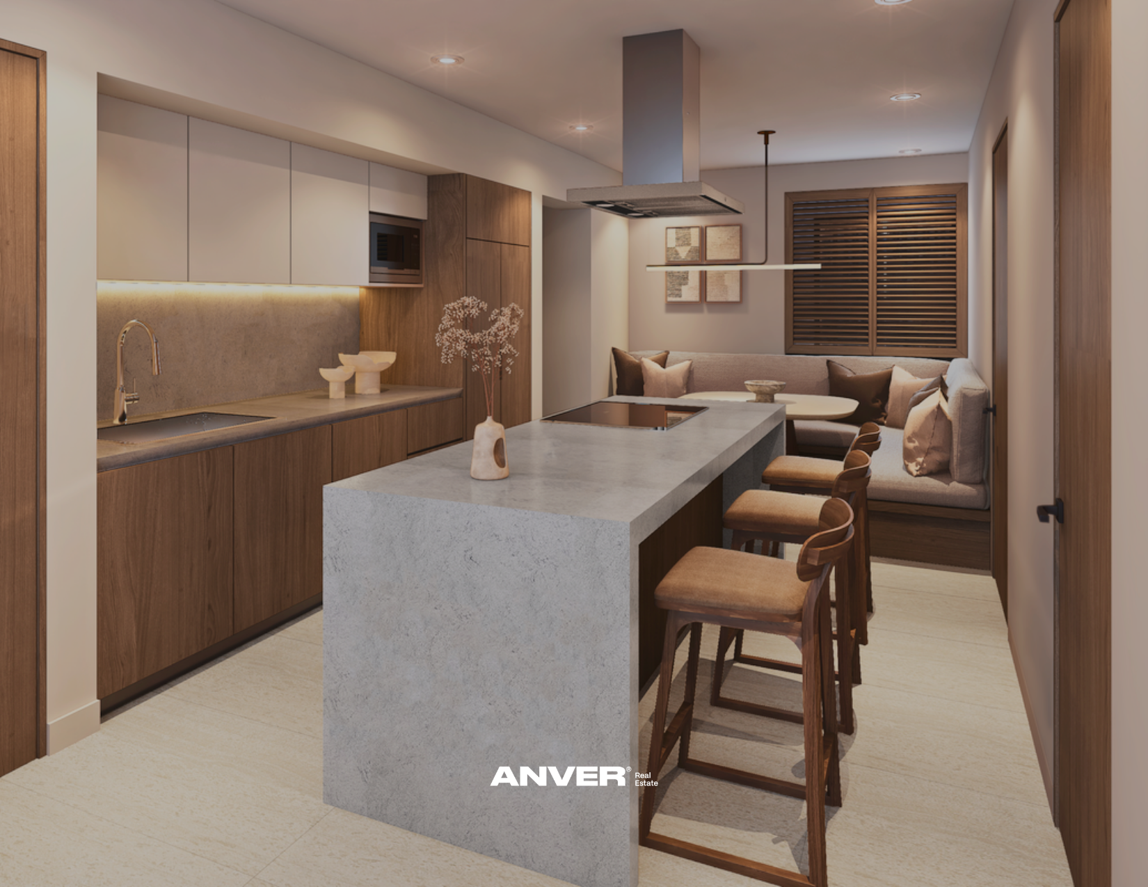 Cocina moderna con isla de piedra, gabinetes de madera y pared con ventana de madera, área de descanso con sofá y mesas decorativas, iluminación empotrada.