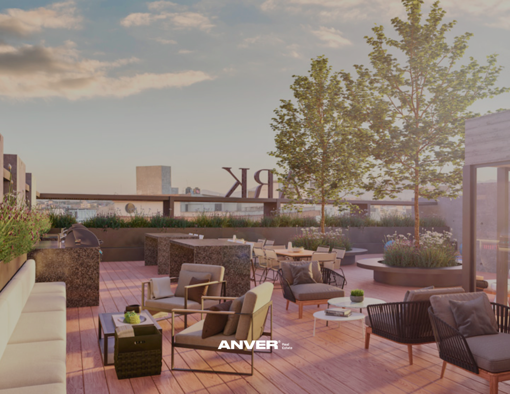 Terraza en la azotea con muebles, plantas y vista de la ciudad, con cielo nublado y logo de ANVER en la parte inferior.