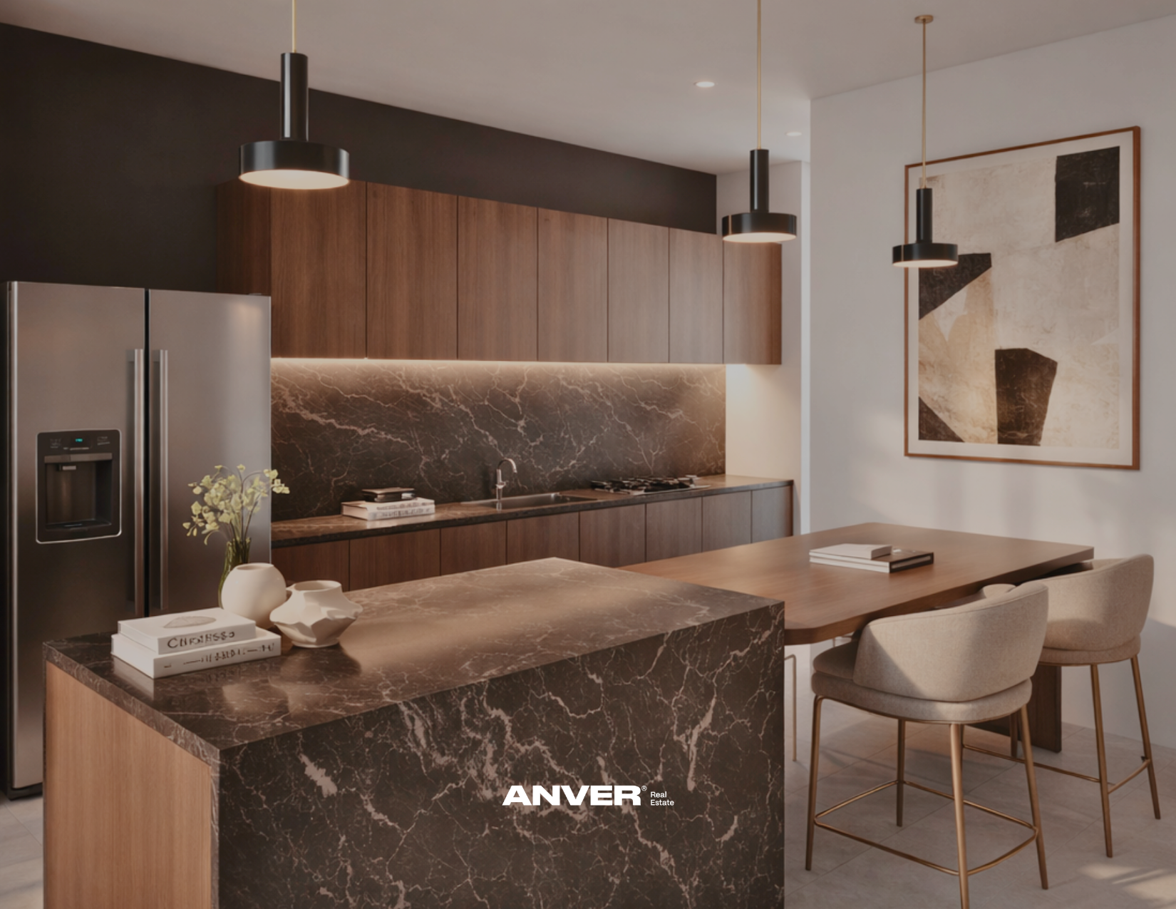 Cocina moderna con gabinetes de madera, encimera y salpicadero de mármol oscuro, dos lámparas colgantes negras, una nevera de metal, una mesa de madera con sillas beige, obras de arte abstracto en la pared, decoraciones y libros en la isla de la cocina.