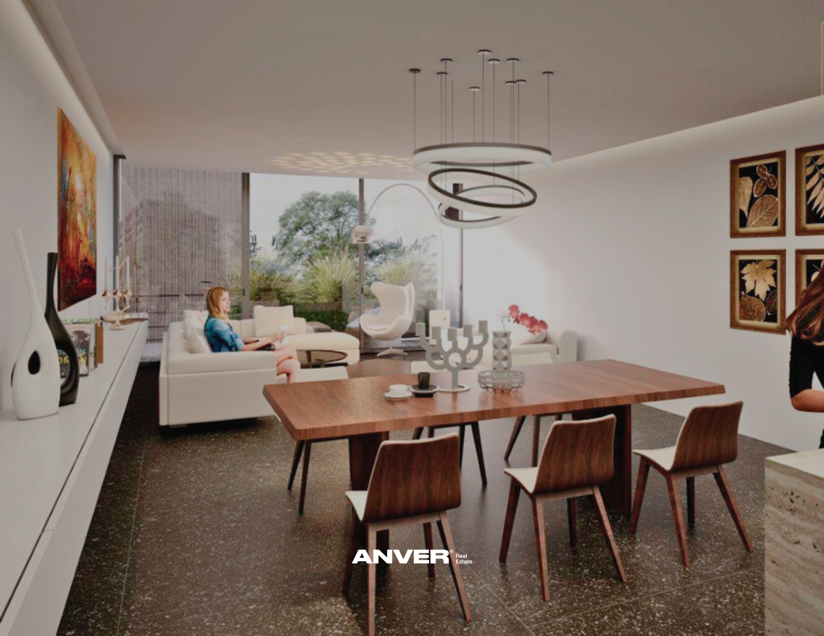 Sala de estar moderna con sillón blanco, mesa de comedor de madera y decoración elegante, vista a un jardín a través de ventanas grandes, con arte en las paredes y lámparas de diseño.