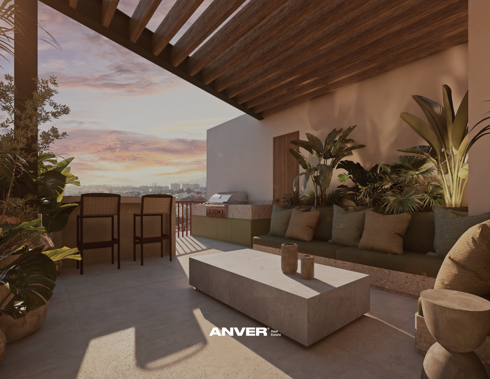 Terraza con vista al atardecer, decorada con plantas y muebles de descanso, incluyendo un sofá con cojines, una mesa de centro de piedra, y una barbacoa, con un techo de madera y vista a la ciudad.