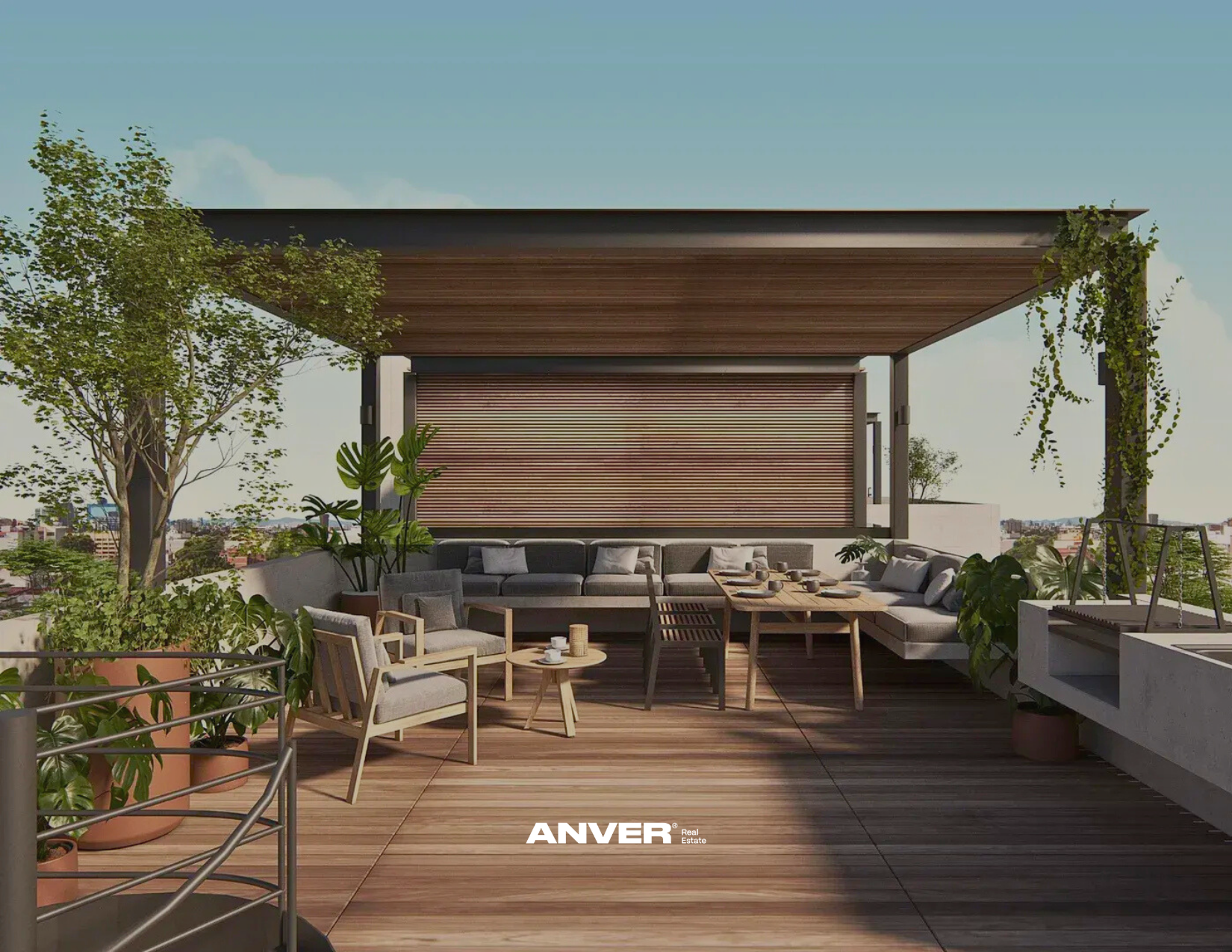 Terraza con mobiliario de exterior, plantas verdes, madera y vista urbana en el fondo, bajo un techo de madera