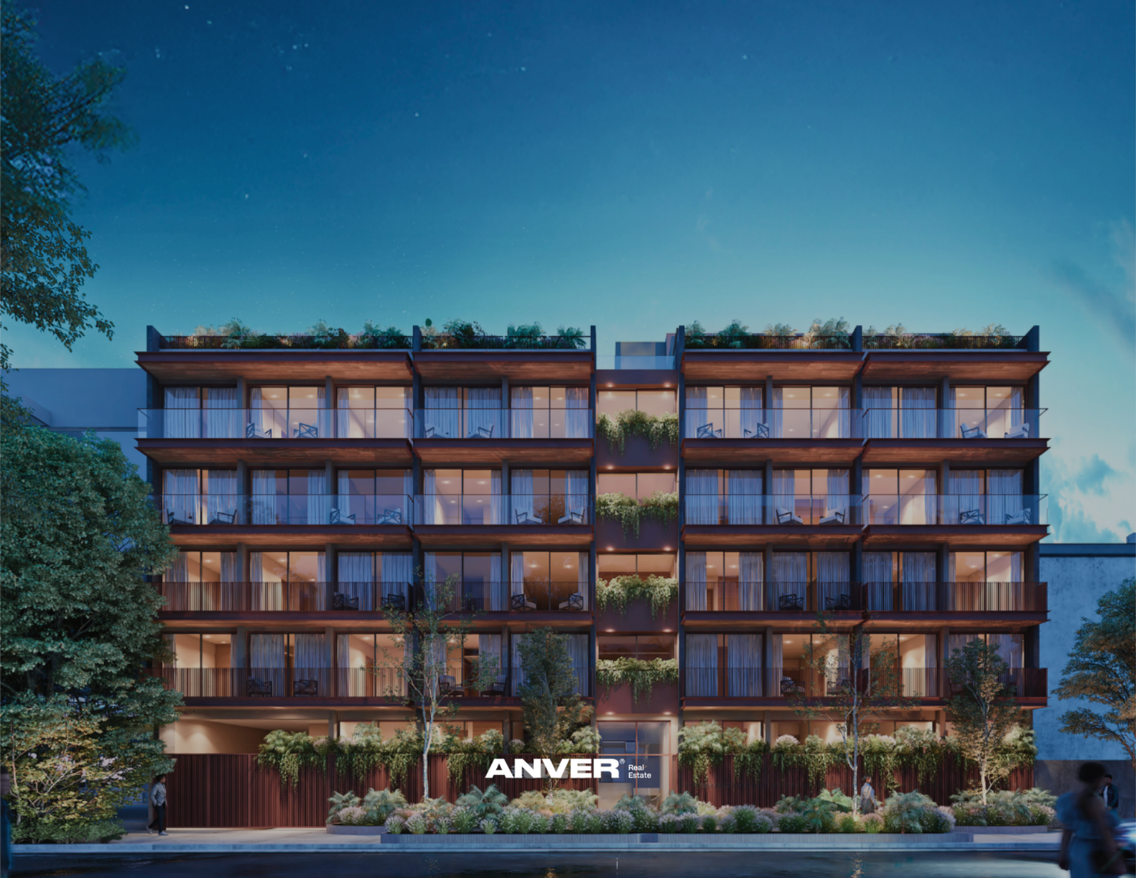 Edificio moderno de muchos pisos con balcones, plantas y árboles en el exterior, en un entorno urbano, por la noche.