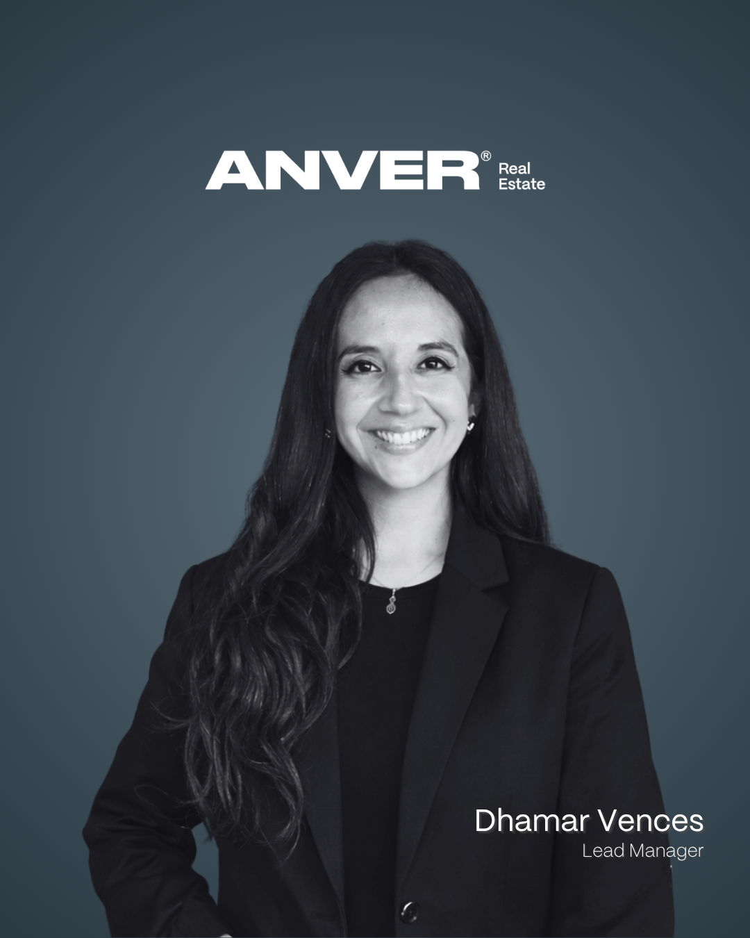 Retrato de Dhamar Vences, gerente principal, en un fondo azul oscuro con el logo de ANVER Bienes Raíces.