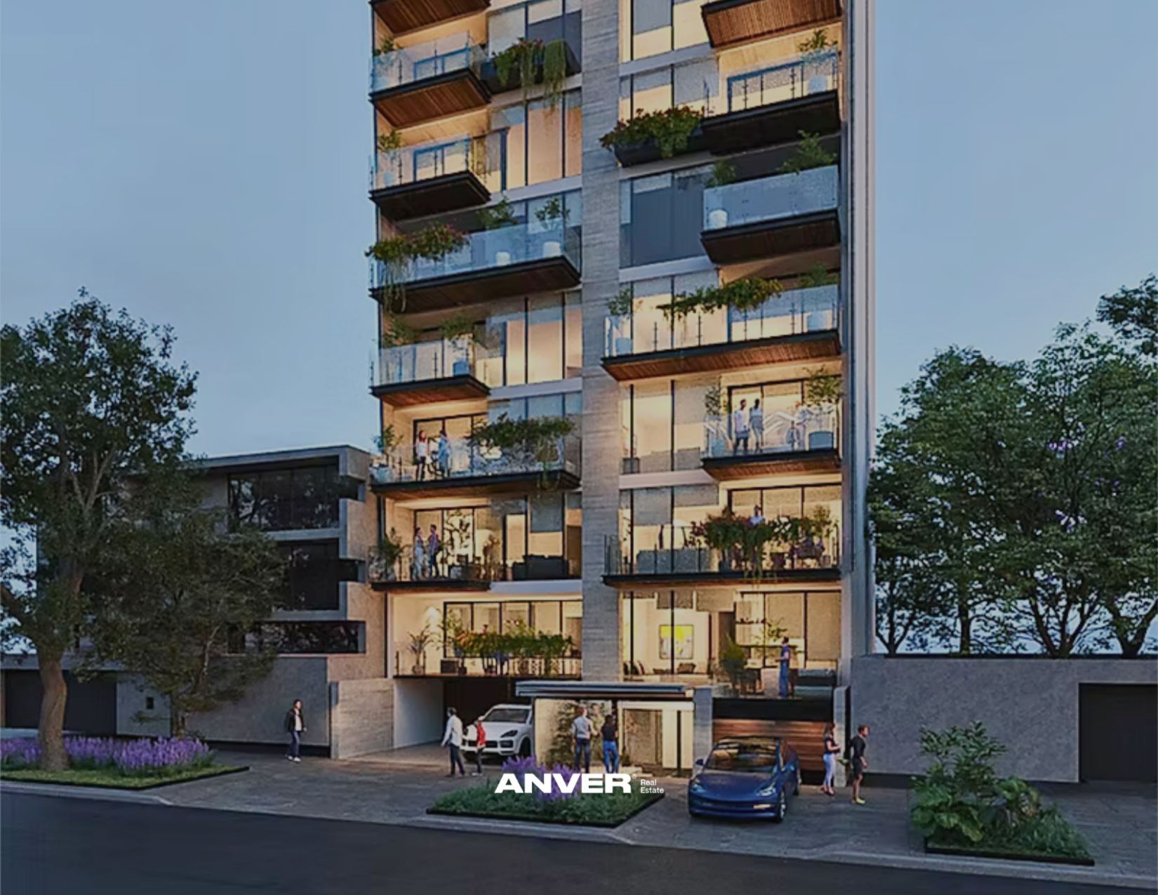 Edificio moderno de varios pisos con balcones de vidrio y plantas, en barrio urbano durante la tarde con personas caminando y autos estacionados en la calle.
