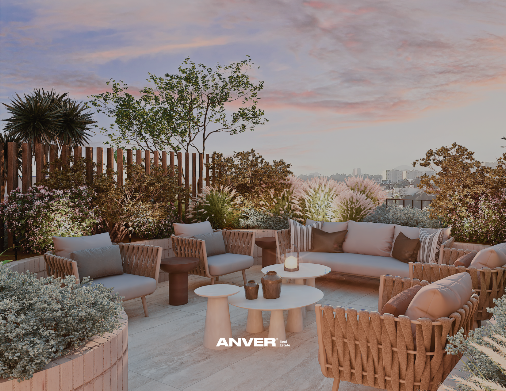 Una terraza elegante con muebles de exterior, cojines y plantas decorativas, con vista al atardecer y un cielo con nubes rosadas y azules.