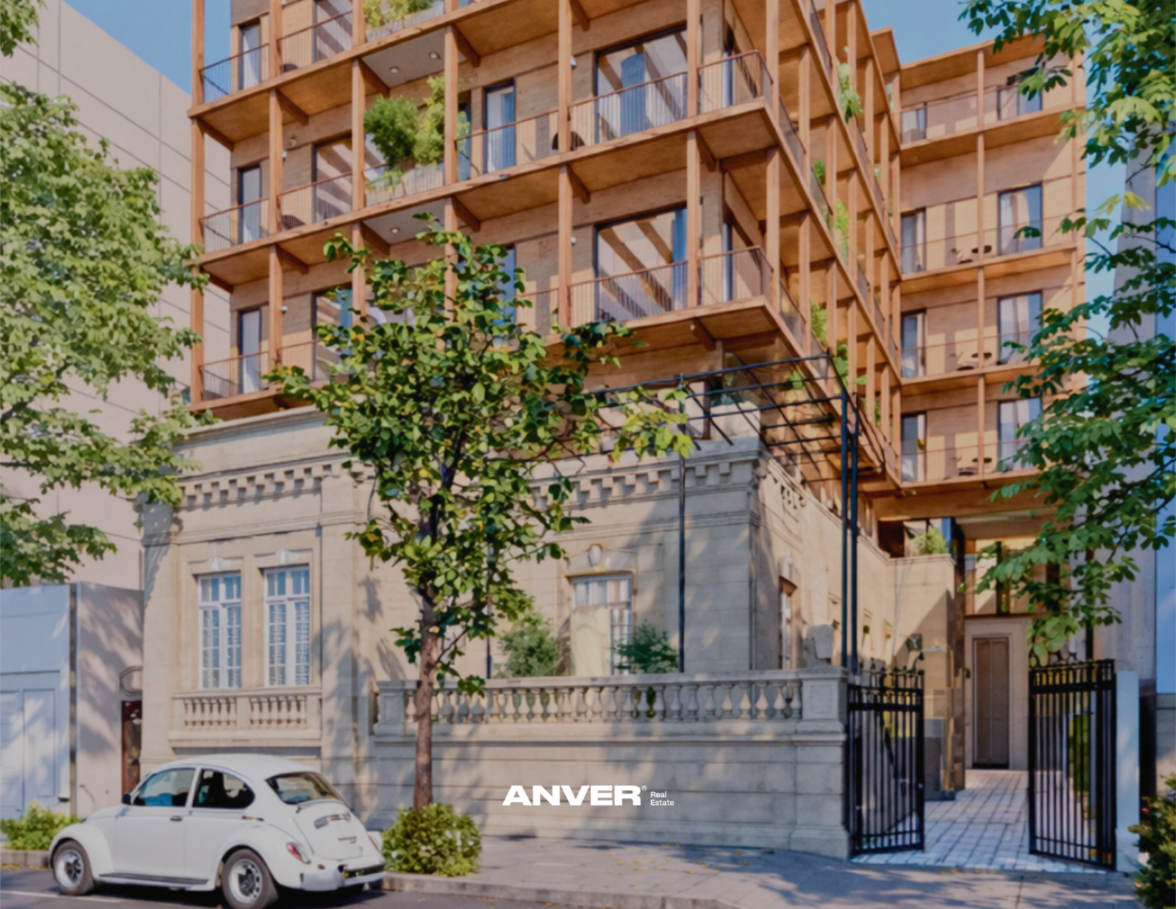 Edificio de apartamentos con estructura de madera moderna en la parte superior y fachada clásica en la parte inferior, rodeado de árboles y con coche pequeño estacionado al frente.