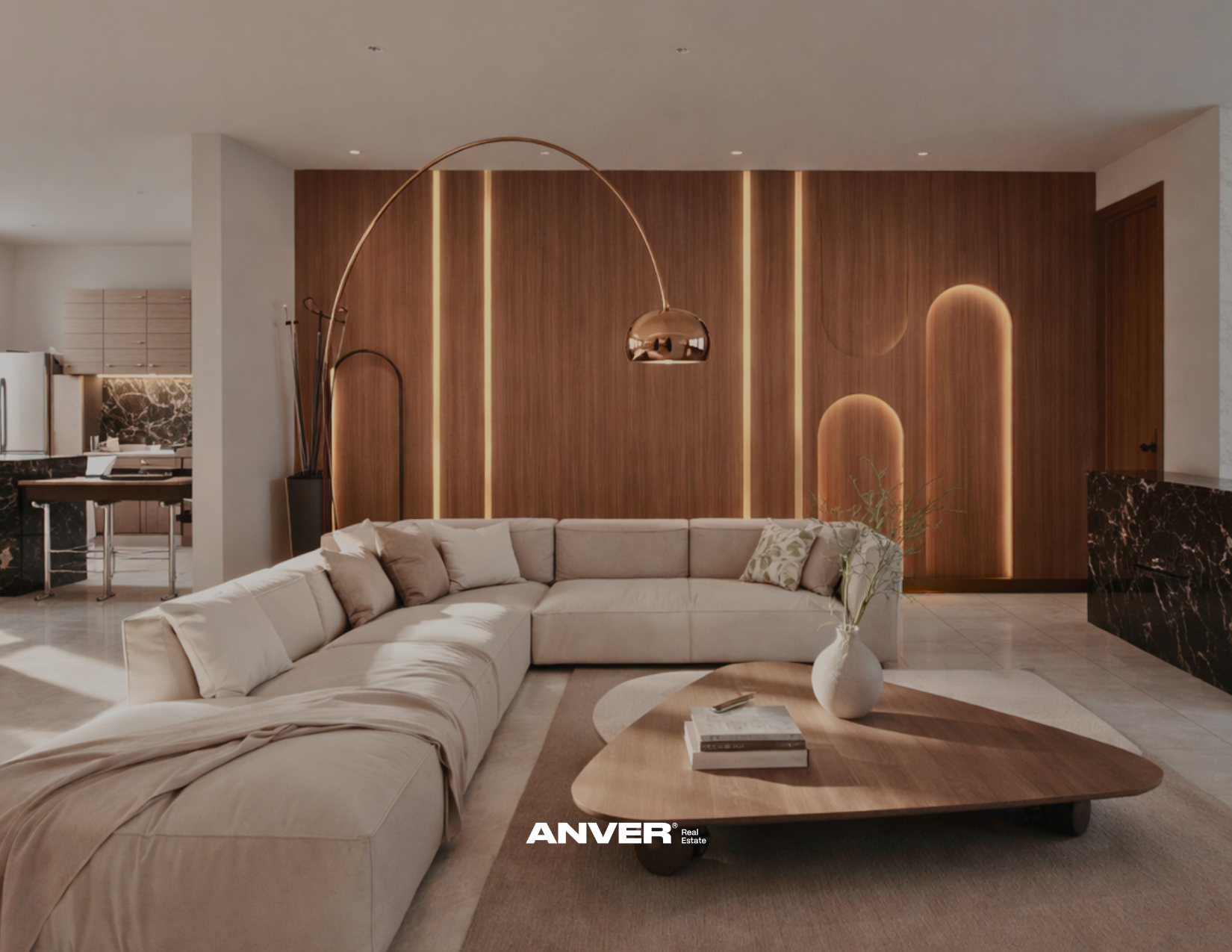 Sala moderna con sofá beige, mesa de centro de madera, pared de madera con luces empotradas y lámpara de arco de color cobre.