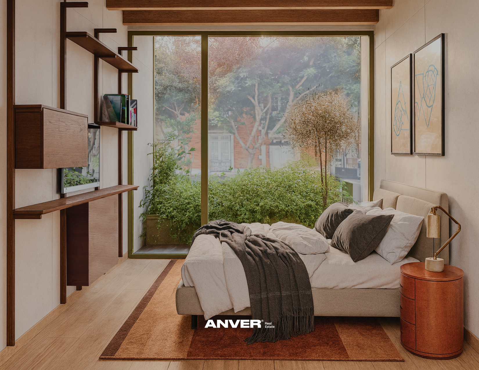 Habitación moderna con cama, alfombra naranja y paredes beige, con ventanal grande que muestra un jardín con árboles y arbustos.