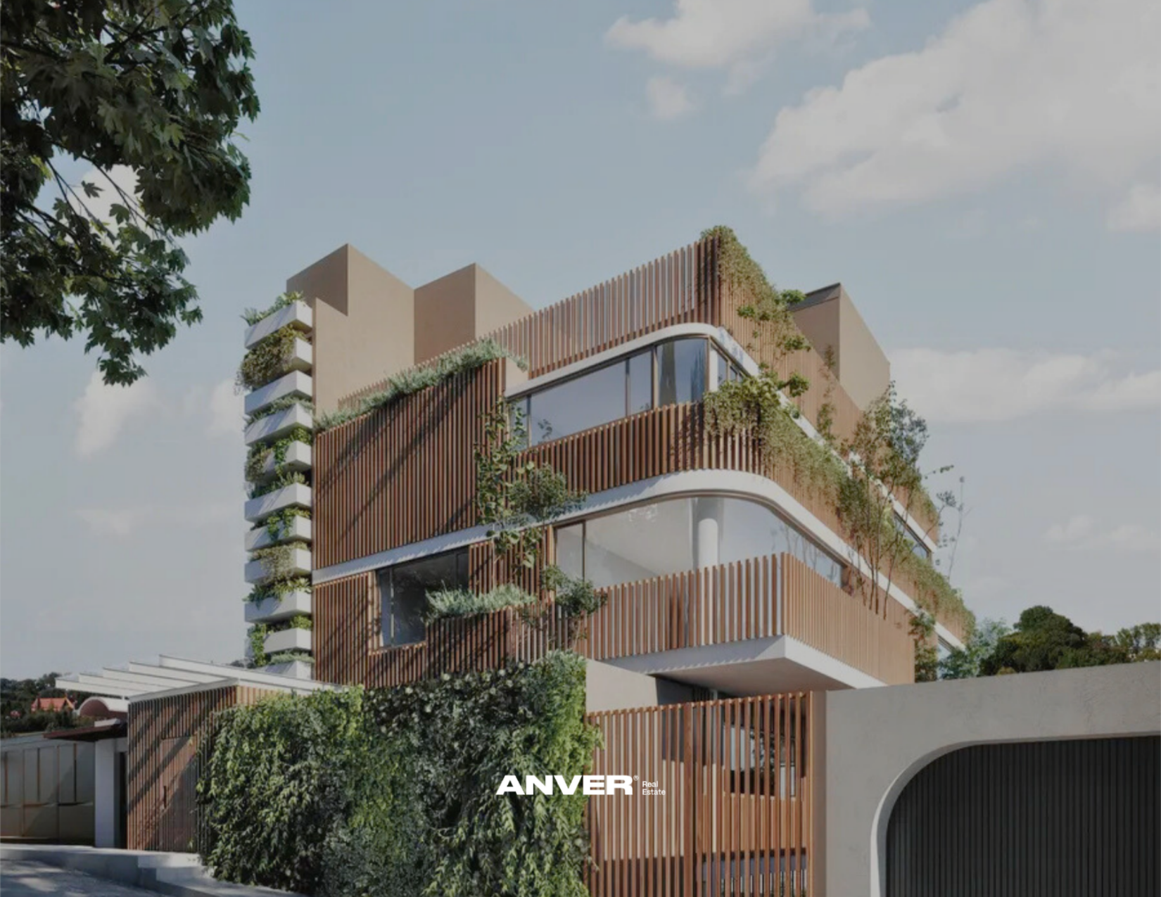Edificio moderno de varios pisos con madera en fachada, grandes ventanas y terrazas con plantas verdes, bajo un cielo nublado.