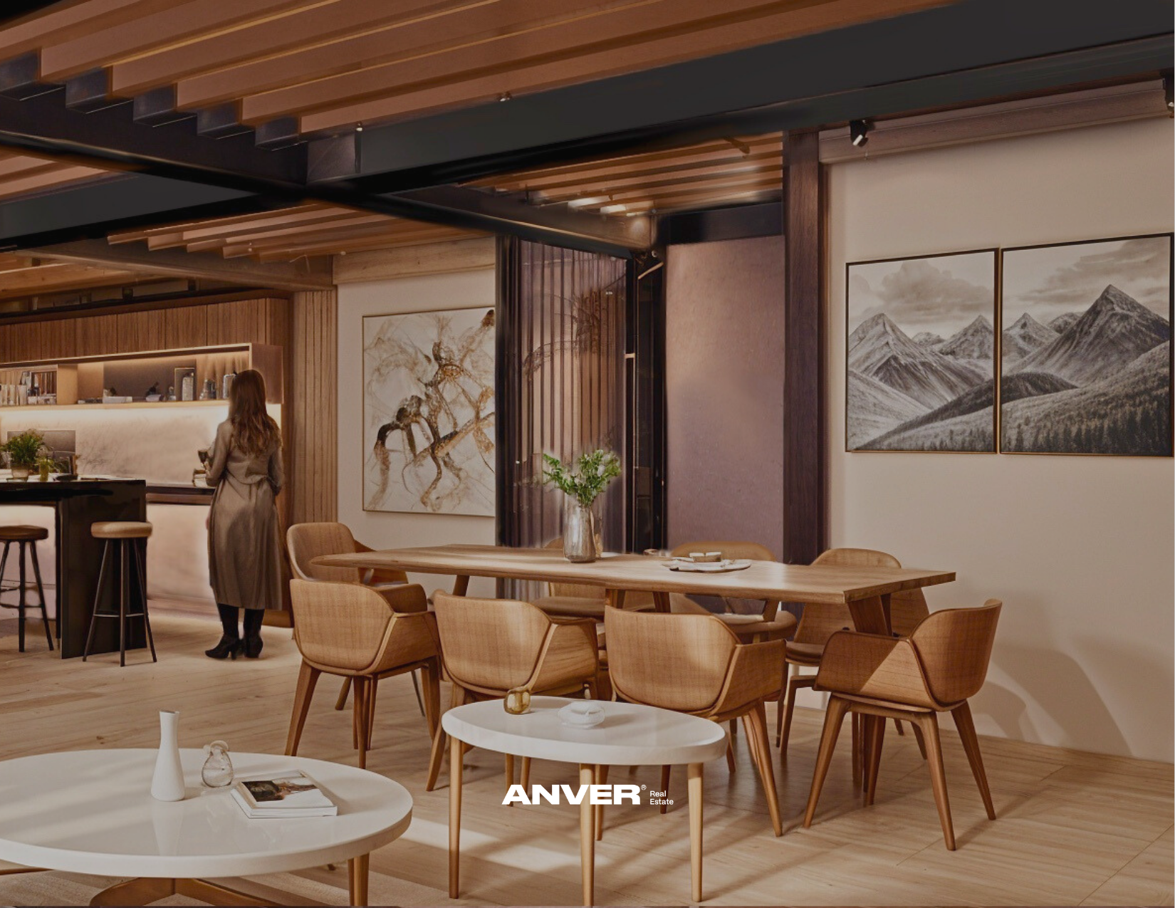Interior de un restaurante moderno con muebles de madera y paredes decoradas con cuadros y arte abstracto, con una mujer en el fondo cerca de la barra.