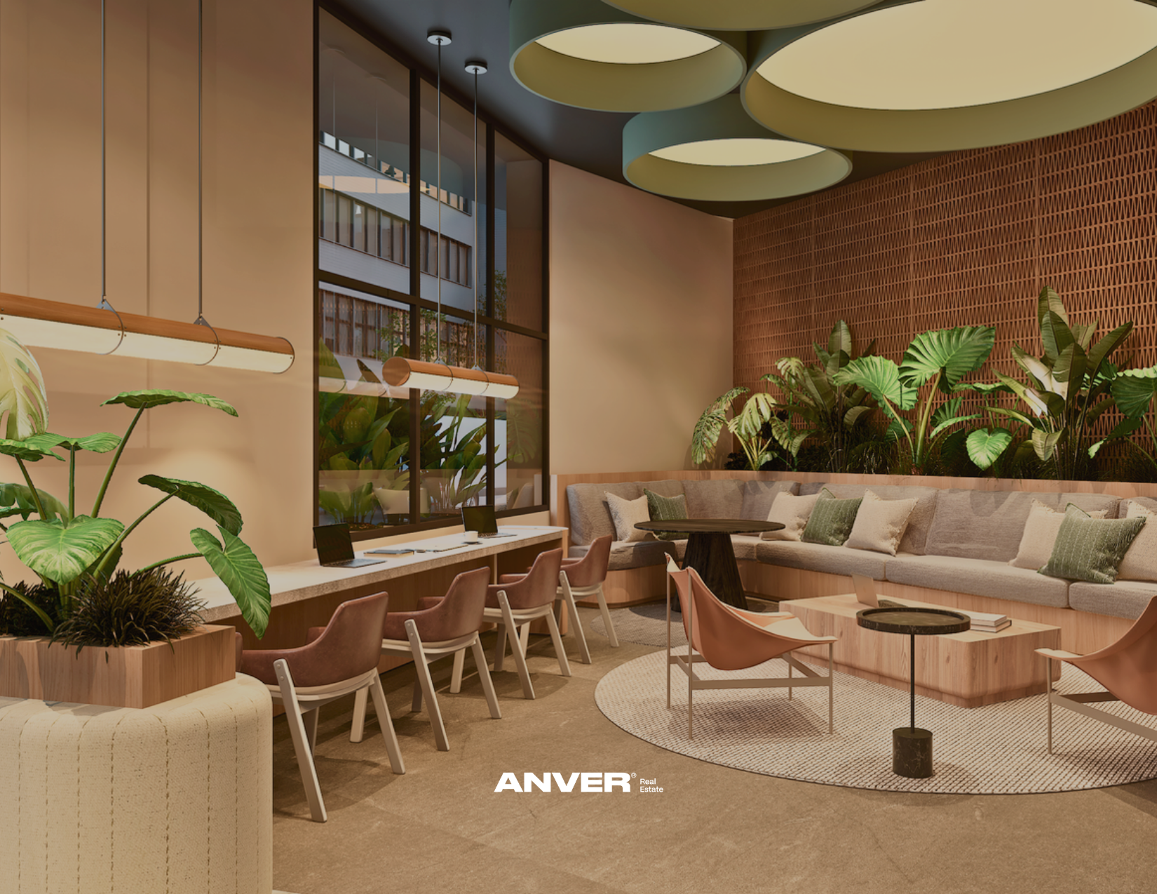 Interior moderno con sillones, mesas, plantas verdes grandes y luminarias en el techo. Ventanas grandes permiten la vista del edificio exterior.