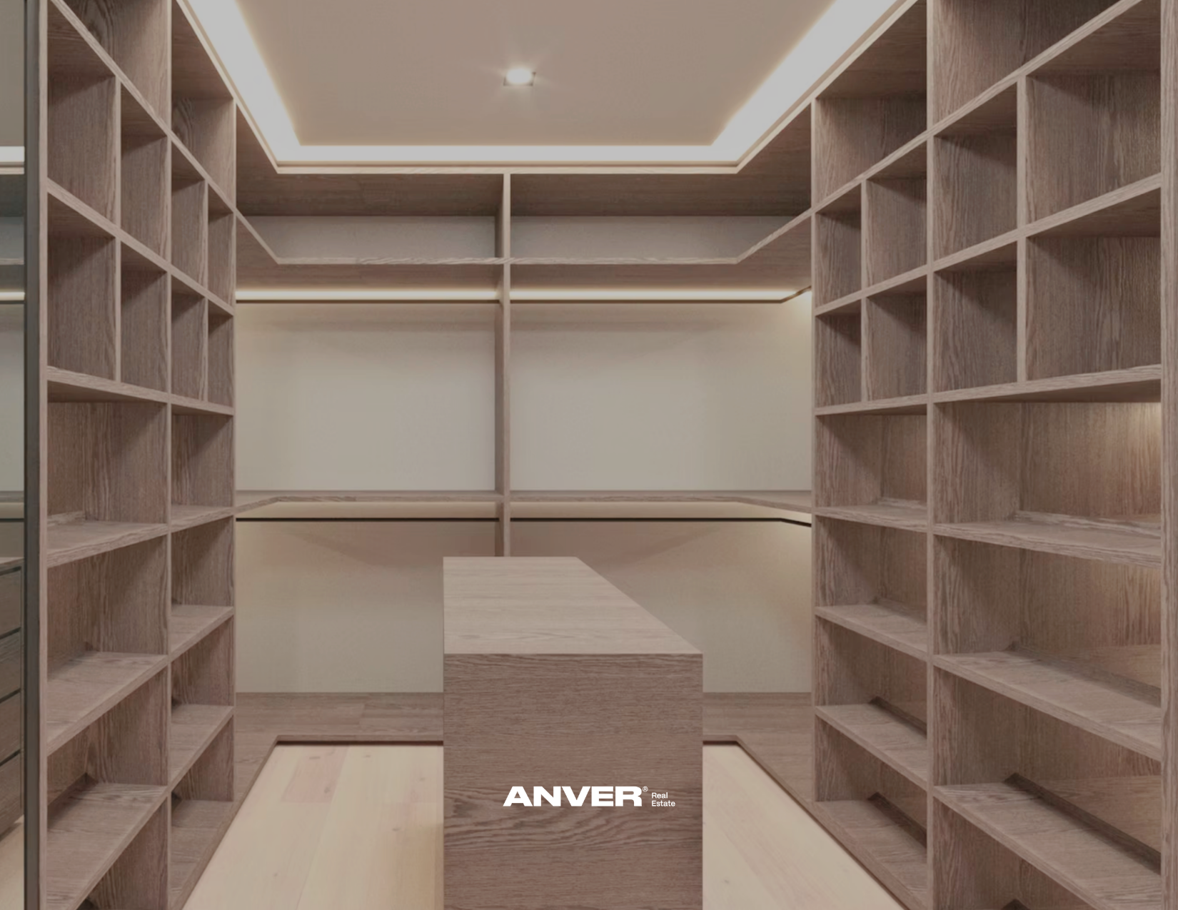Una moderna oficina con estanterías de madera a la izquierda y a la derecha, y una mesa de trabajo en medio. Tiene un diseño elegante y minimalista con iluminación empotrada en el techo.