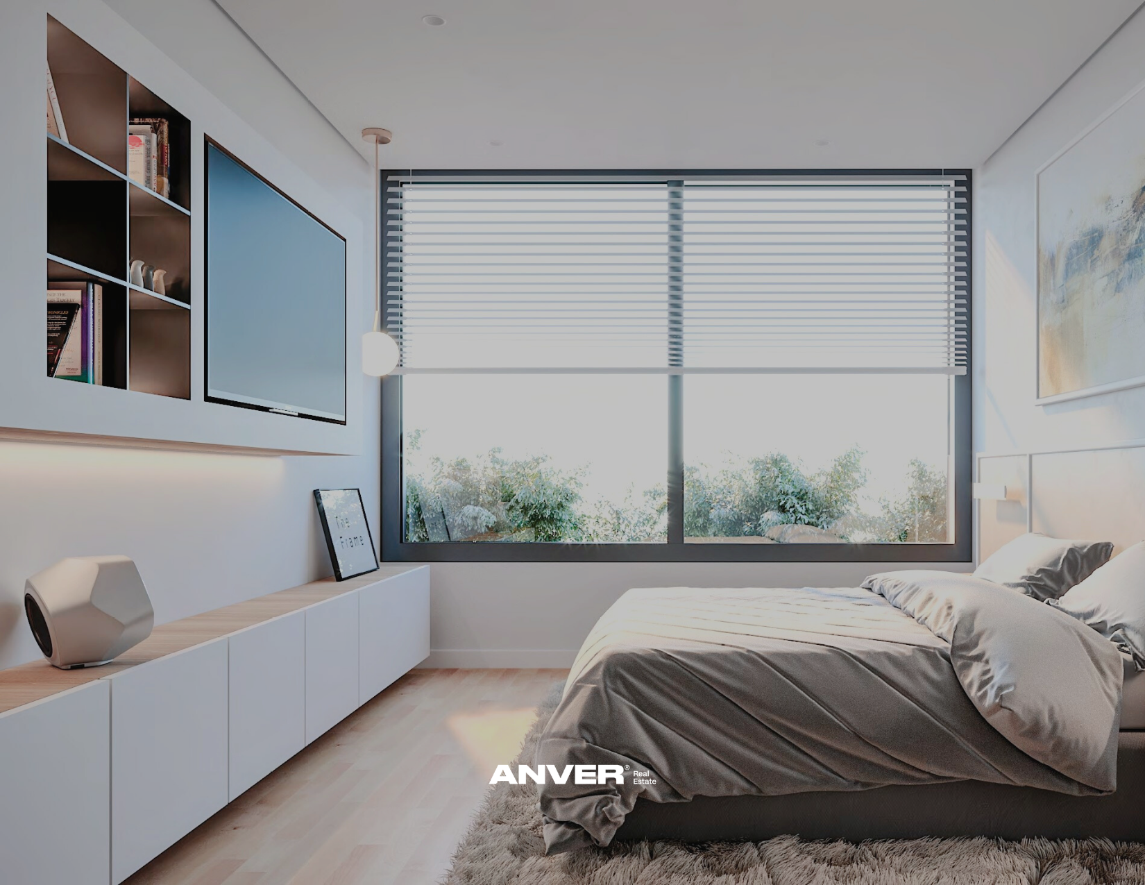 Habitación moderna con cama, ventana grande con persianas, y estantería con libros y decoraciones.