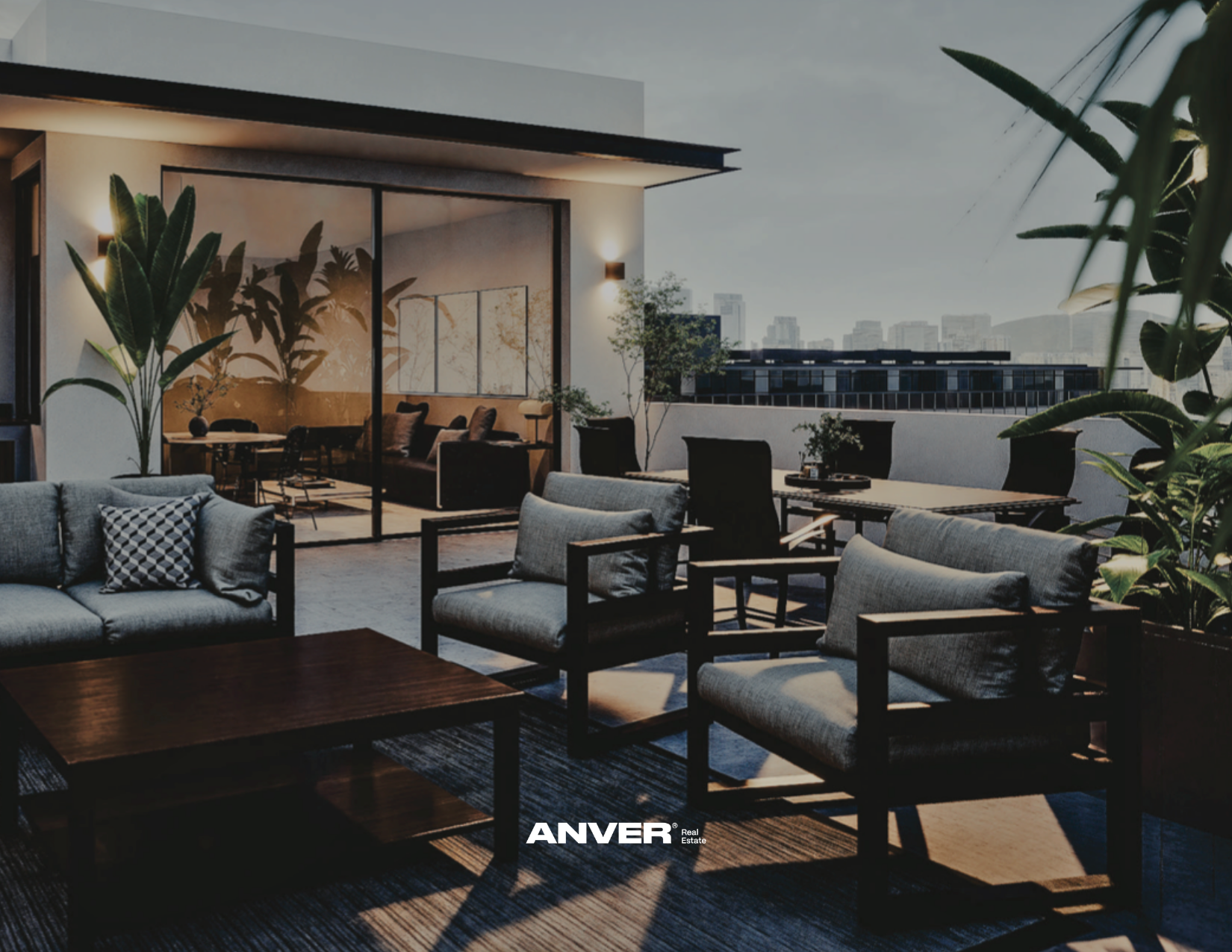 Terraza moderna con muebles de sala y comedor, plantas y vista de la ciudad al atardecer.
