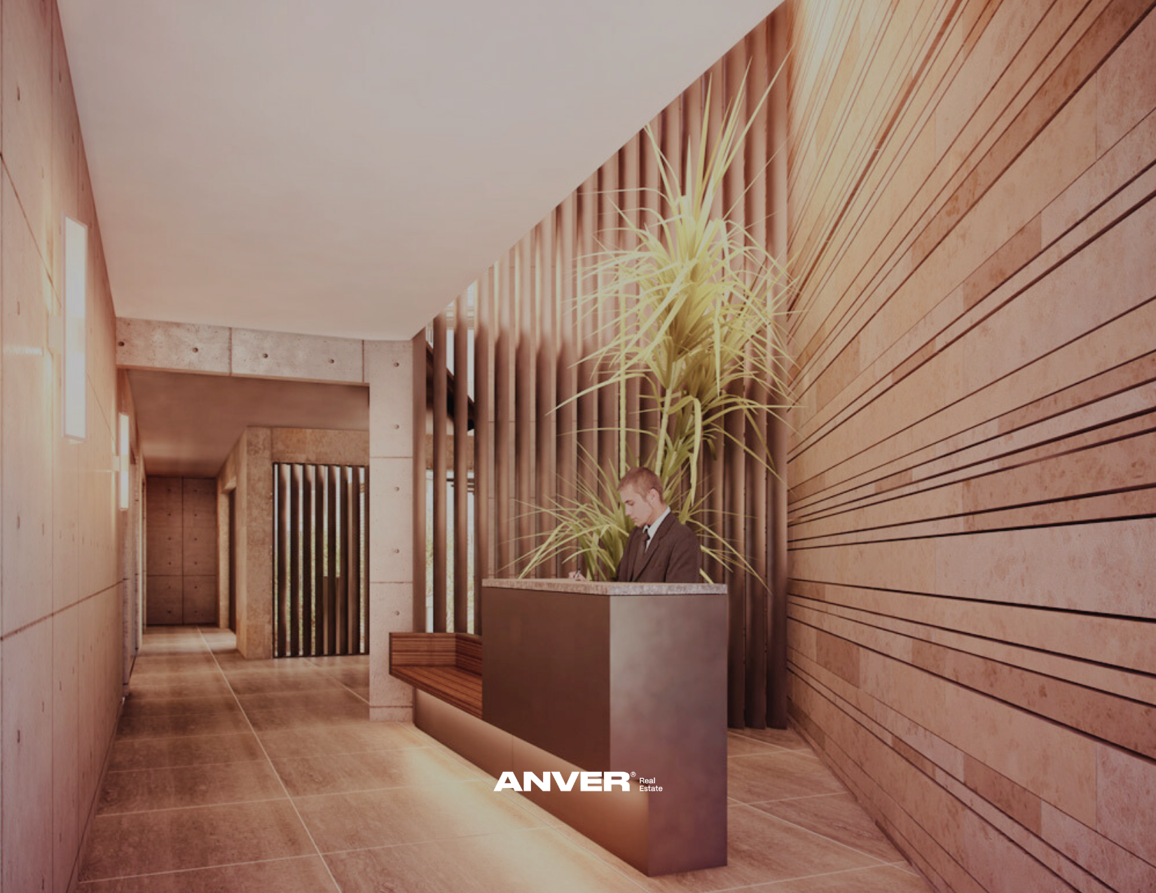 Recepcionista en una recepción moderna con paredes de madera y plantas decorativas, atendiendo desde un mostrador.