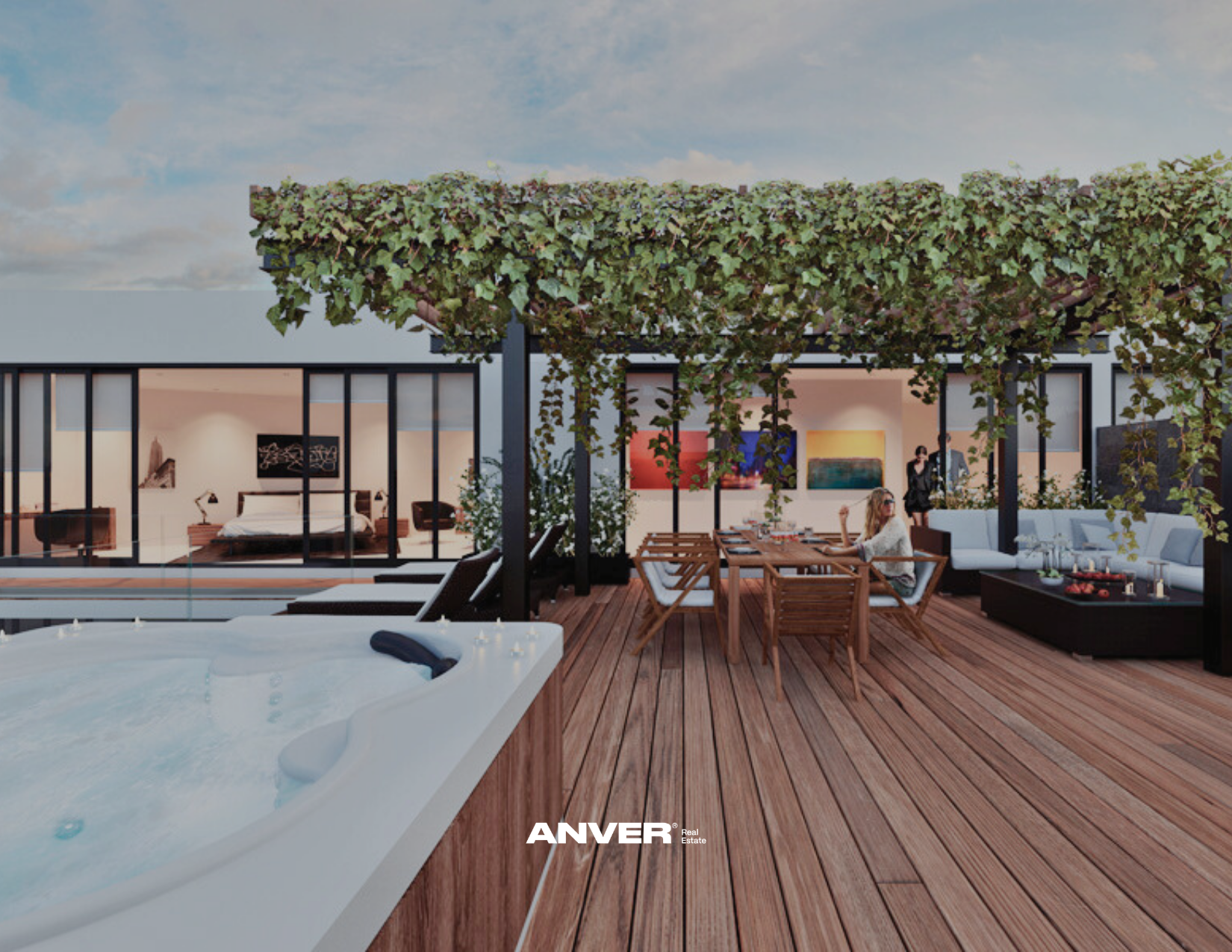 Terraza con jacuzzi, mesa de comedor y área de estar, con vista a habitación moderna, decorada con arte, y piso de madera, en un edificio con vidrios grandes y pérgola cubierta de enredaderas.