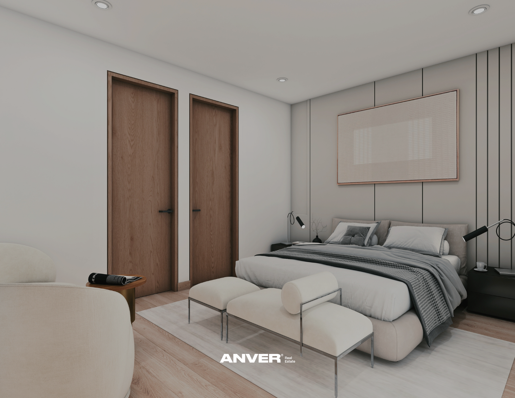 Habitación moderna con cama, paredes blancas, arte en la pared, puertas de madera, lámparas de lectura negras, mueble para maletas, silla beige, y piso de madera clara.